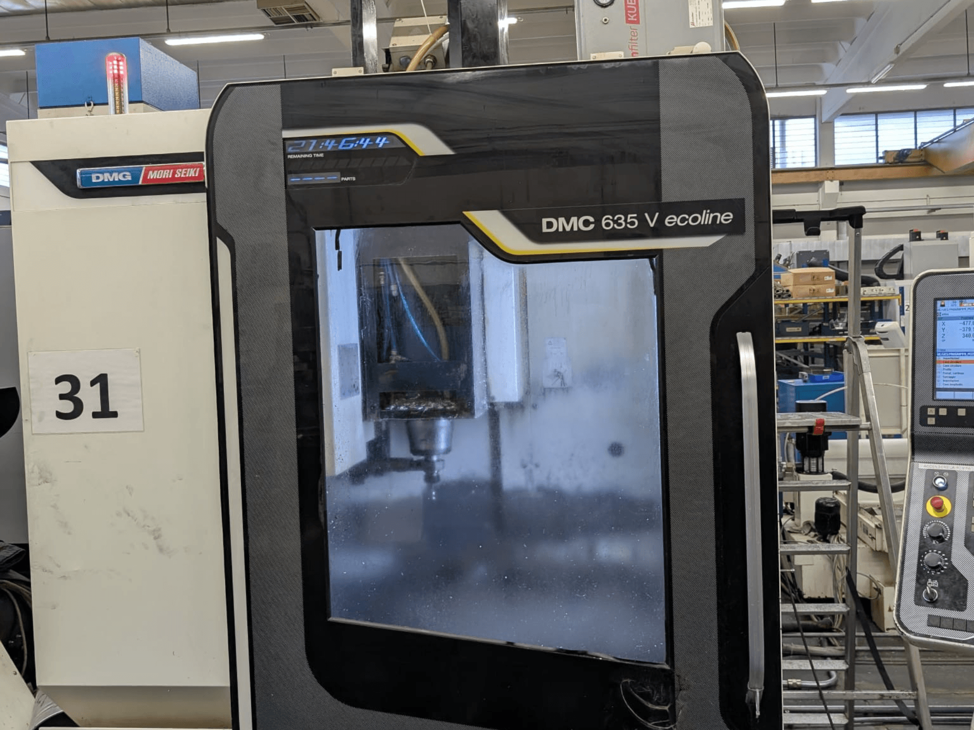 Centro de mecanizado vertical DMG Mori Seiki DMC 635V ecoline, vista frontal mostrando el panel de control y el área de mecanizado visible.