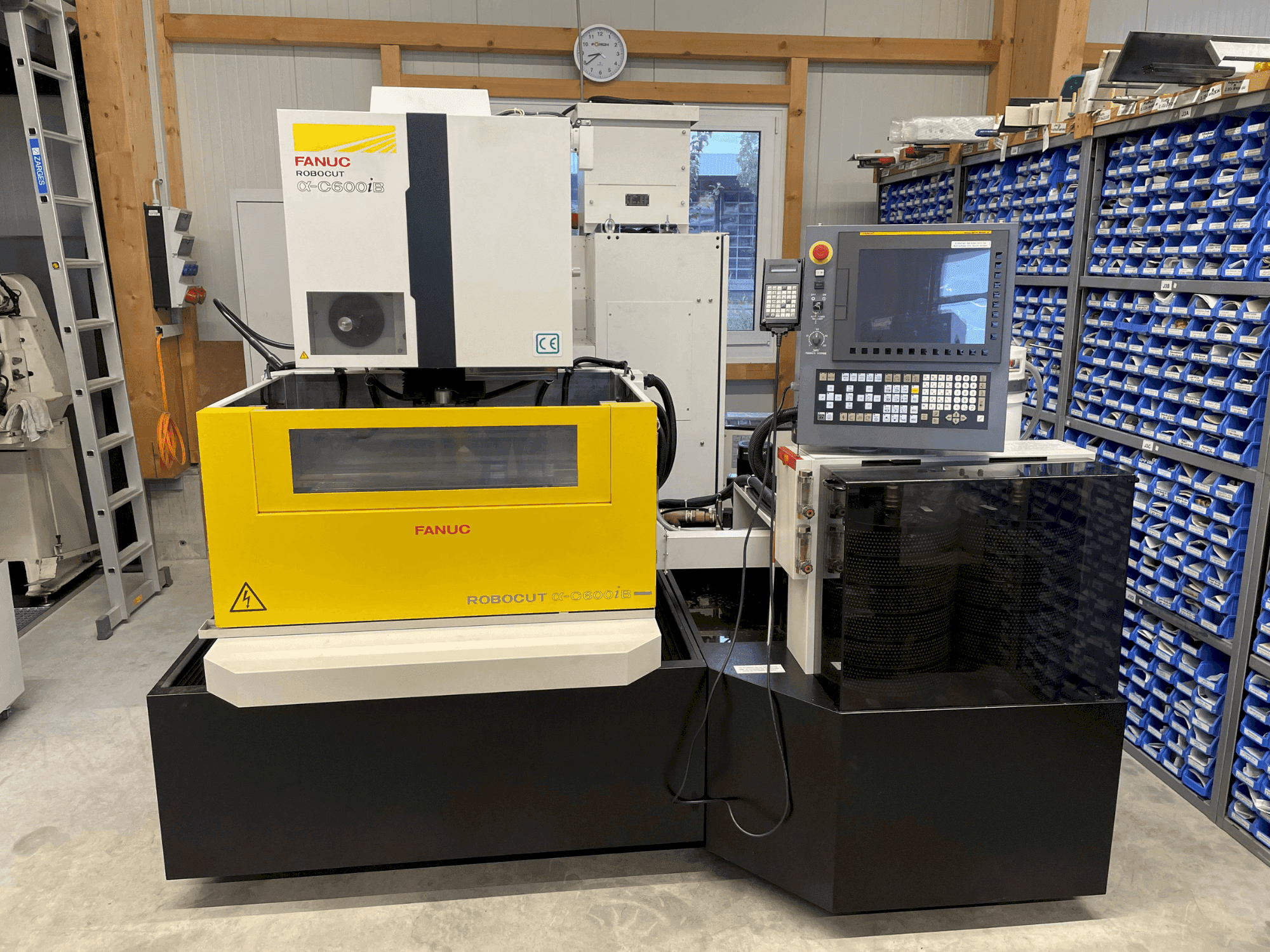 Vista frontal de la máquina FANUC Robocut alpha iB600
