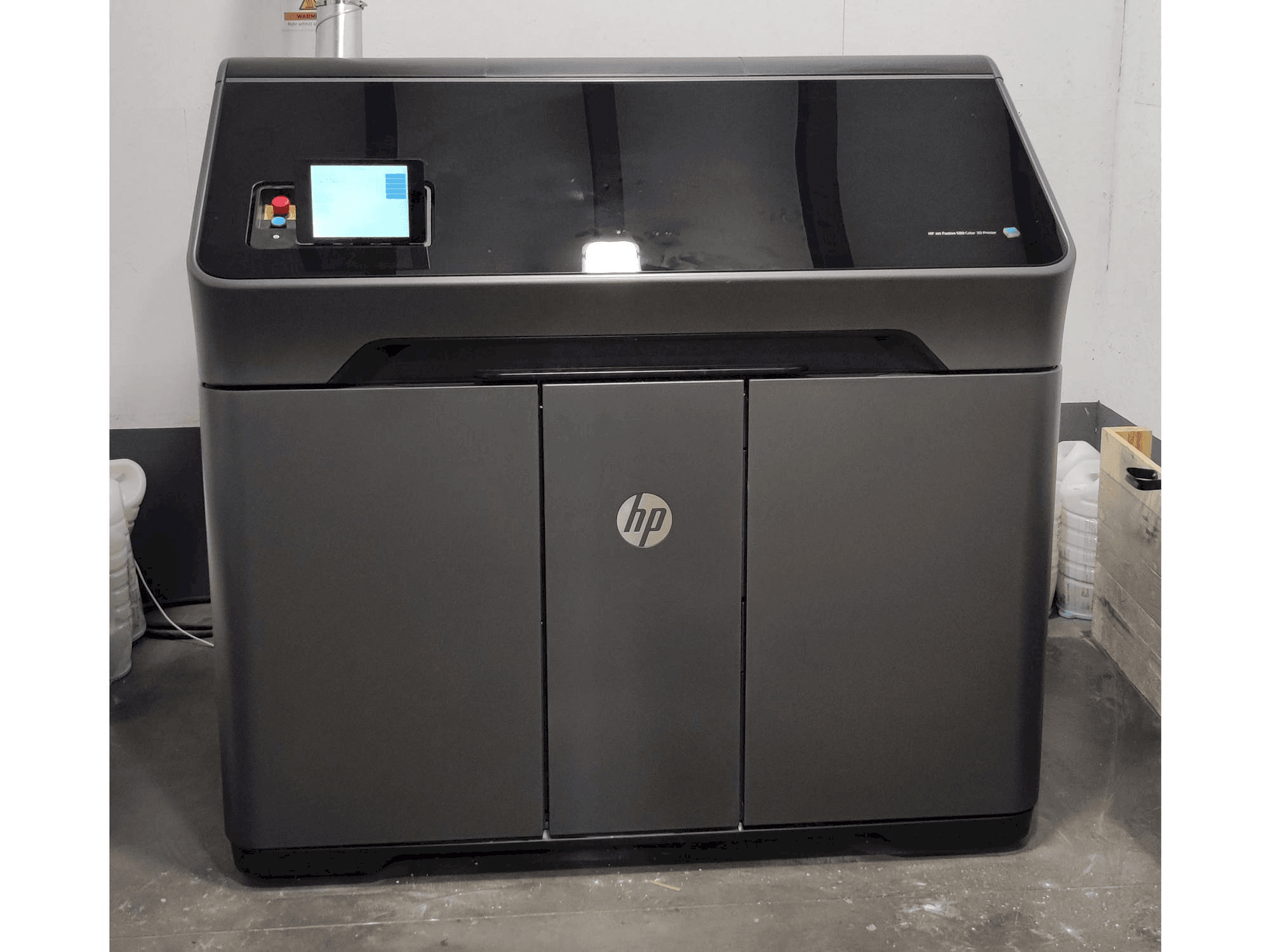 Vista frontal de la máquina HP MJF 580