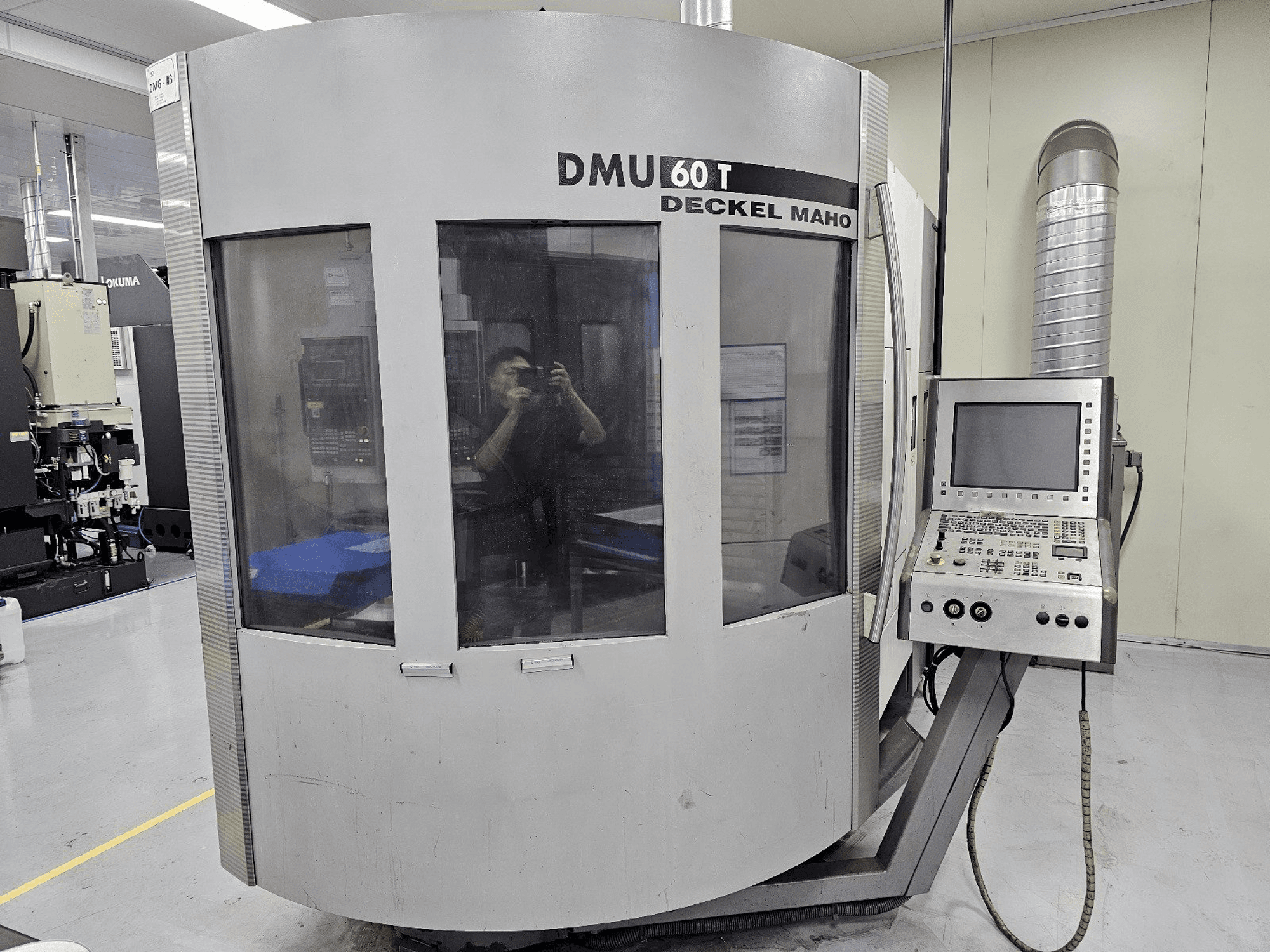 Vista frontal de la máquina DECKEL MAHO DMU 60 T