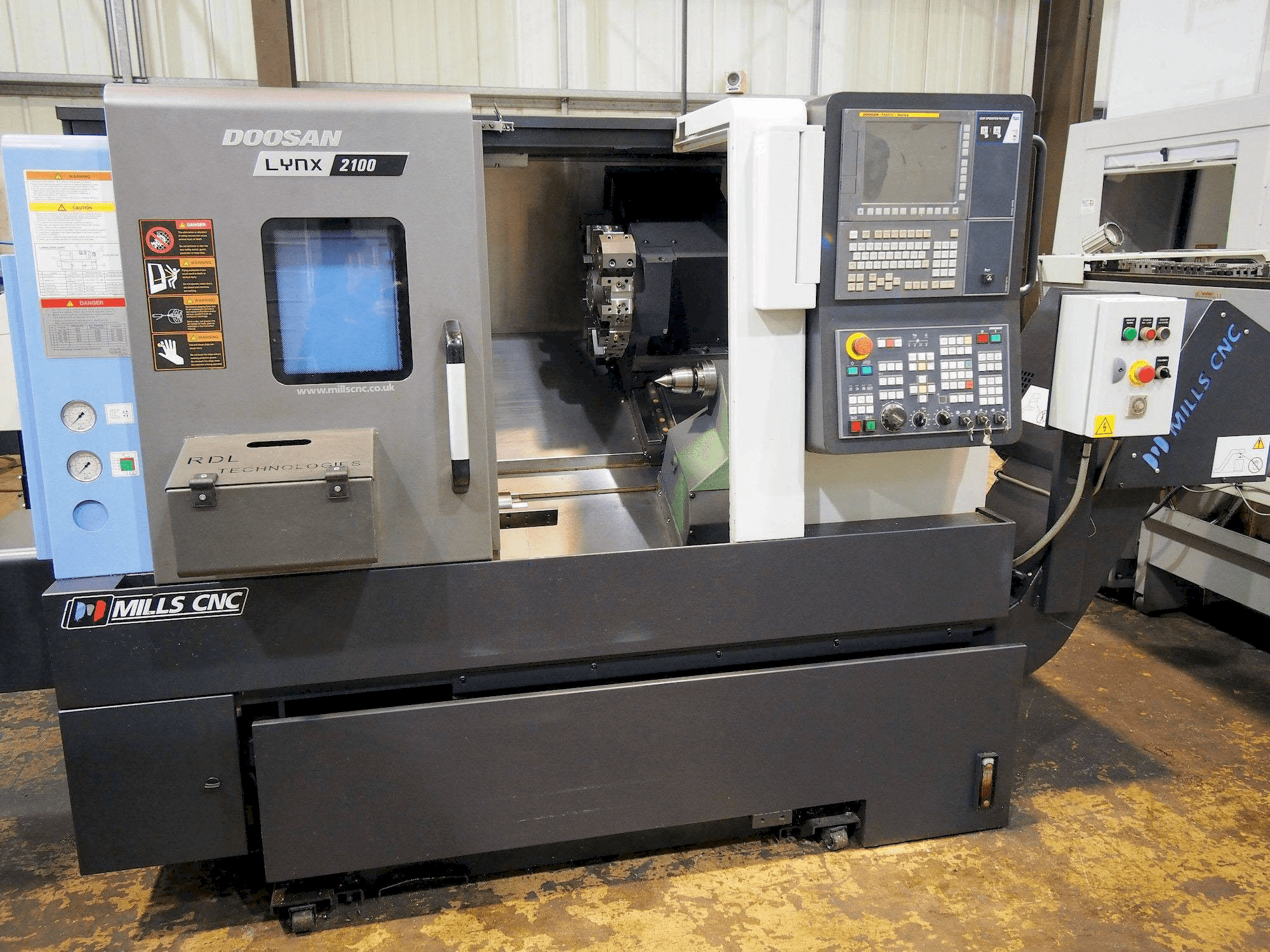 Vista frontal de la máquina Doosan Lynx 2100B
