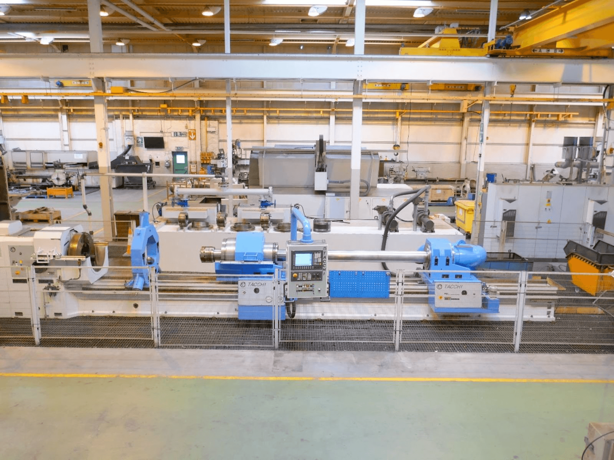 Vista frontal de la máquina TACCHI FT45S CNC