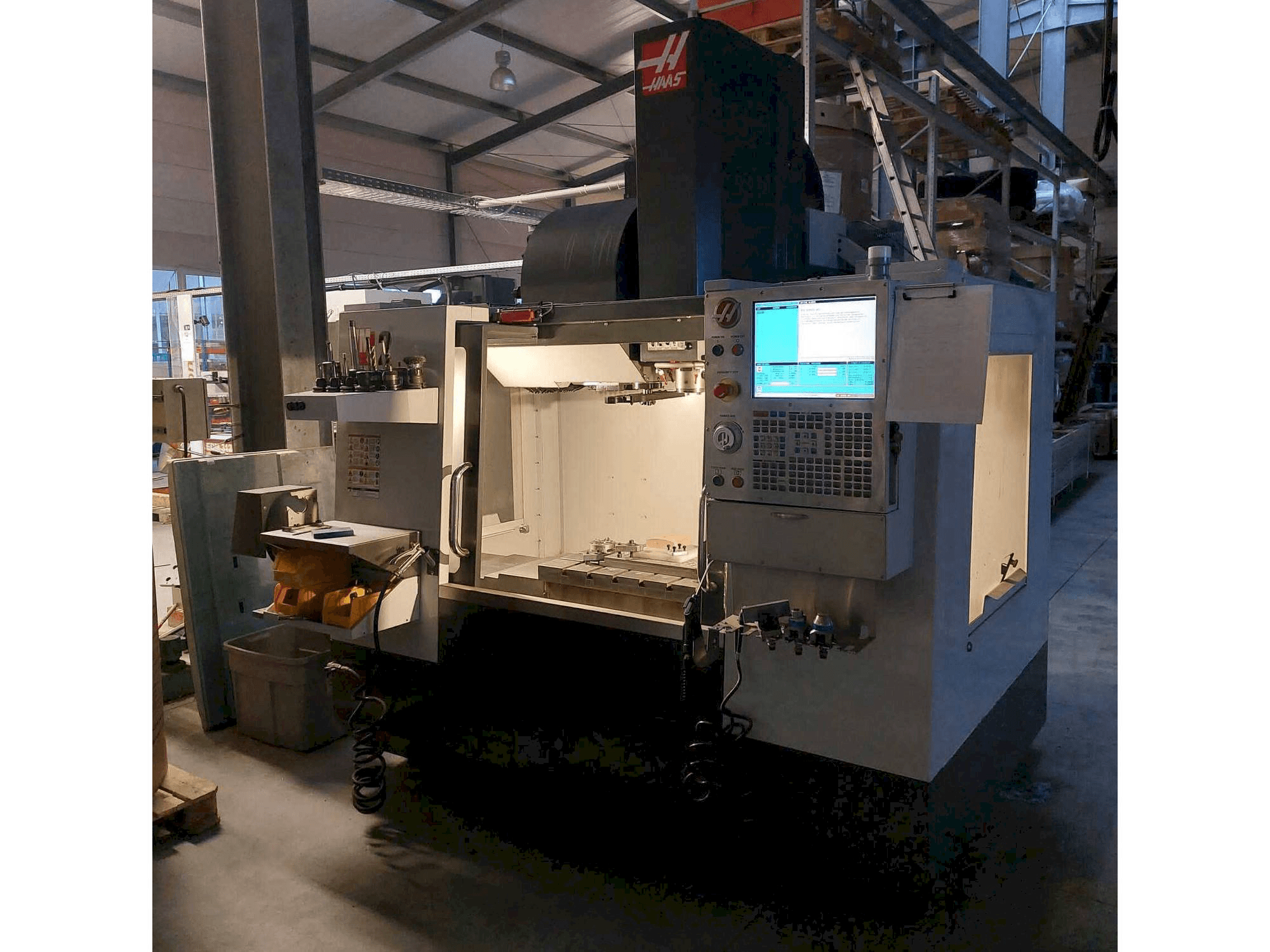 Vista frontal de la máquina HAAS VM-2