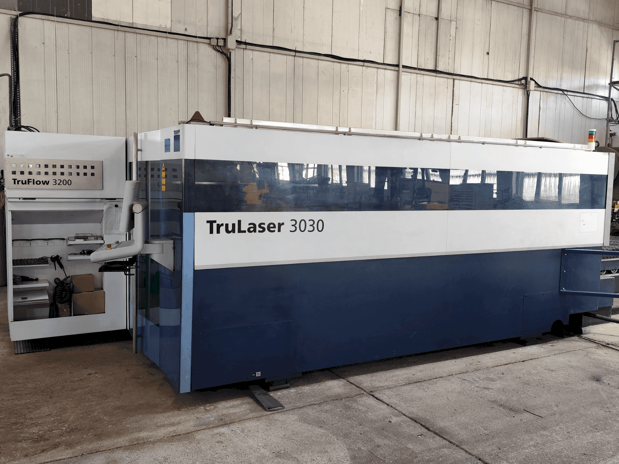 Vista frontal de la máquina TRUMPF TruLaser 3030 (L20)