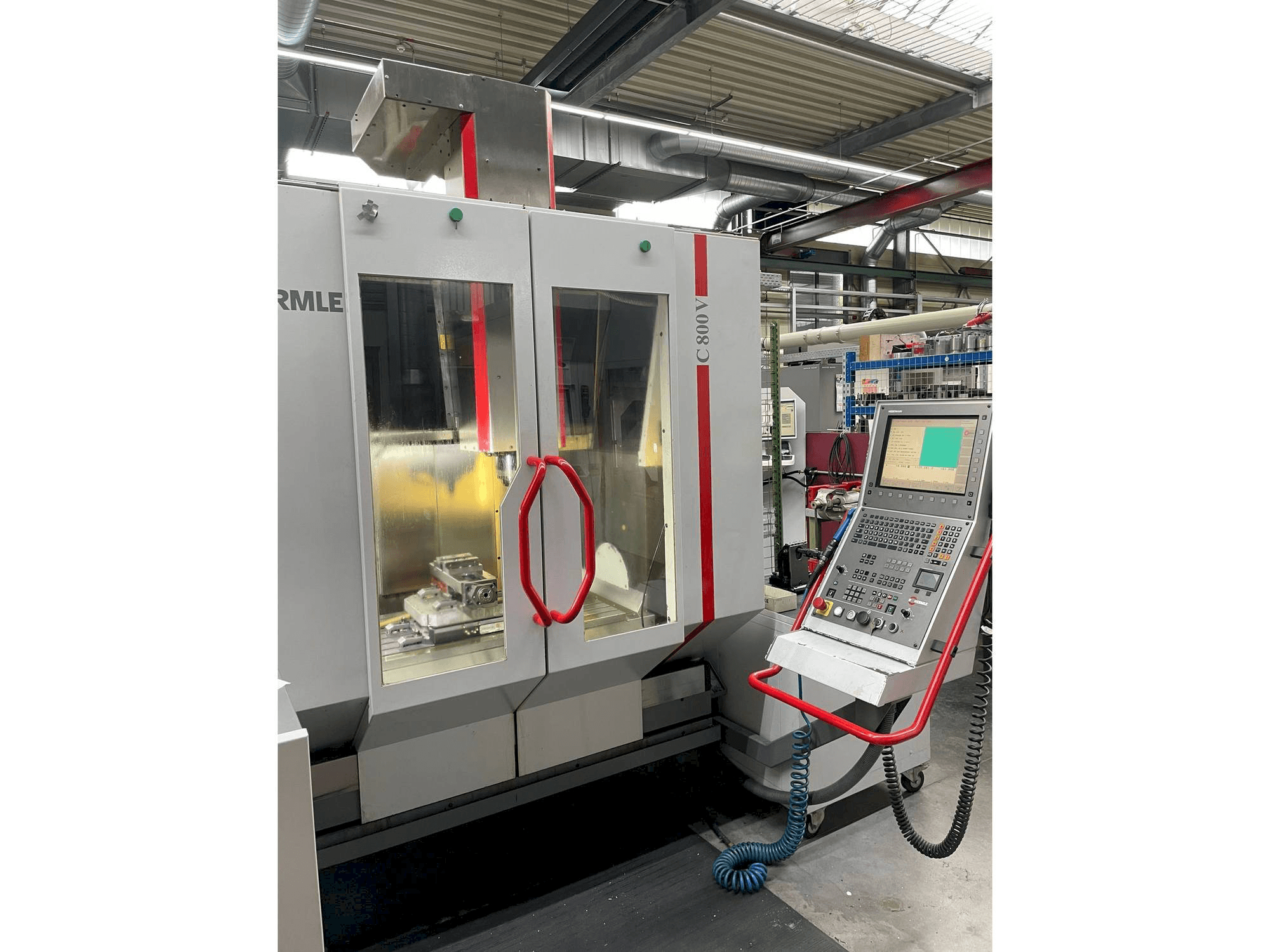 Vista frontal de la máquina HERMLE C 800 V