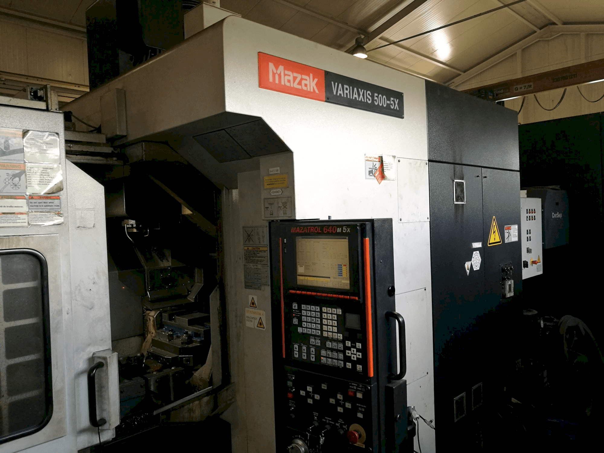 Vista frontal de la máquina Mazak VARIAXIS 500-5X