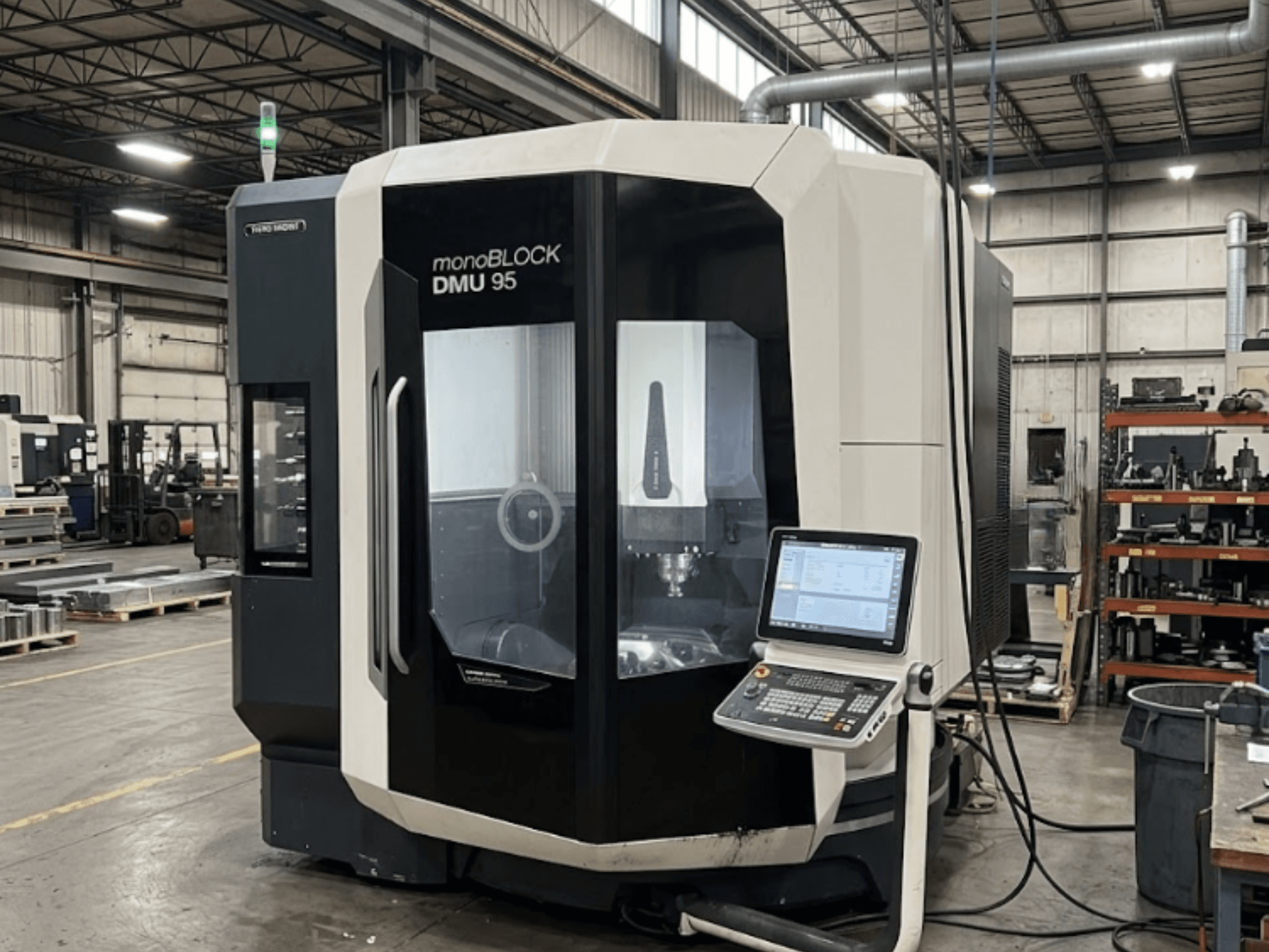 Centro de mecanizado vertical DMG MORI DMU 95 Monoblock en una fábrica, con el panel de control a la vista, vista frontal.