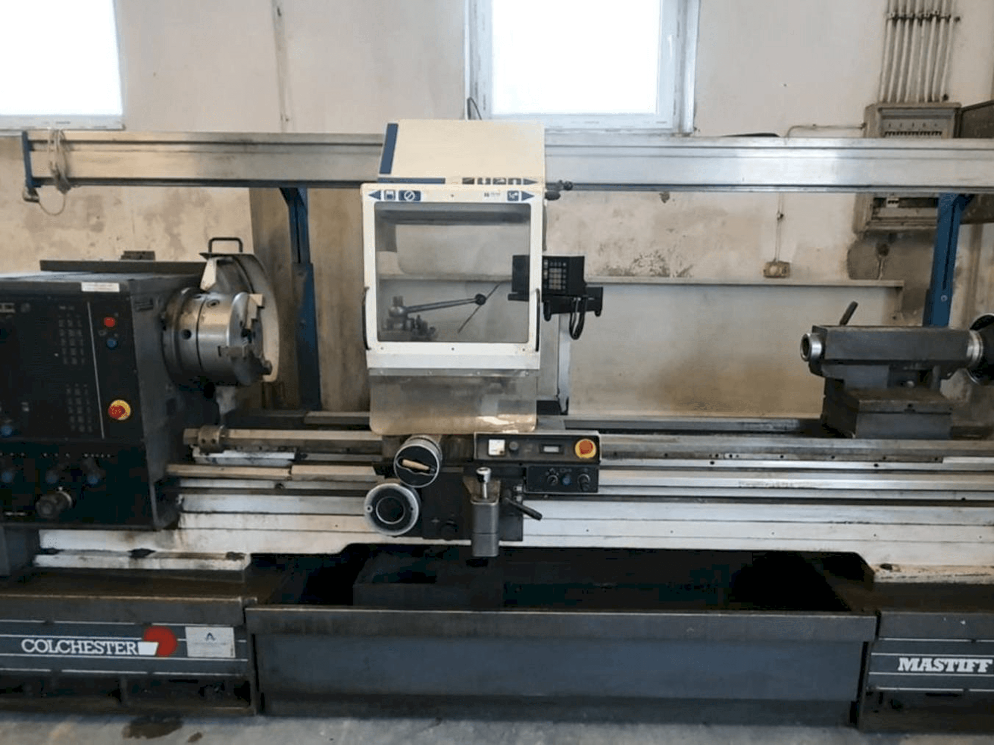 Vista frontal de la máquina Colchester MASTIFF V/S 1800