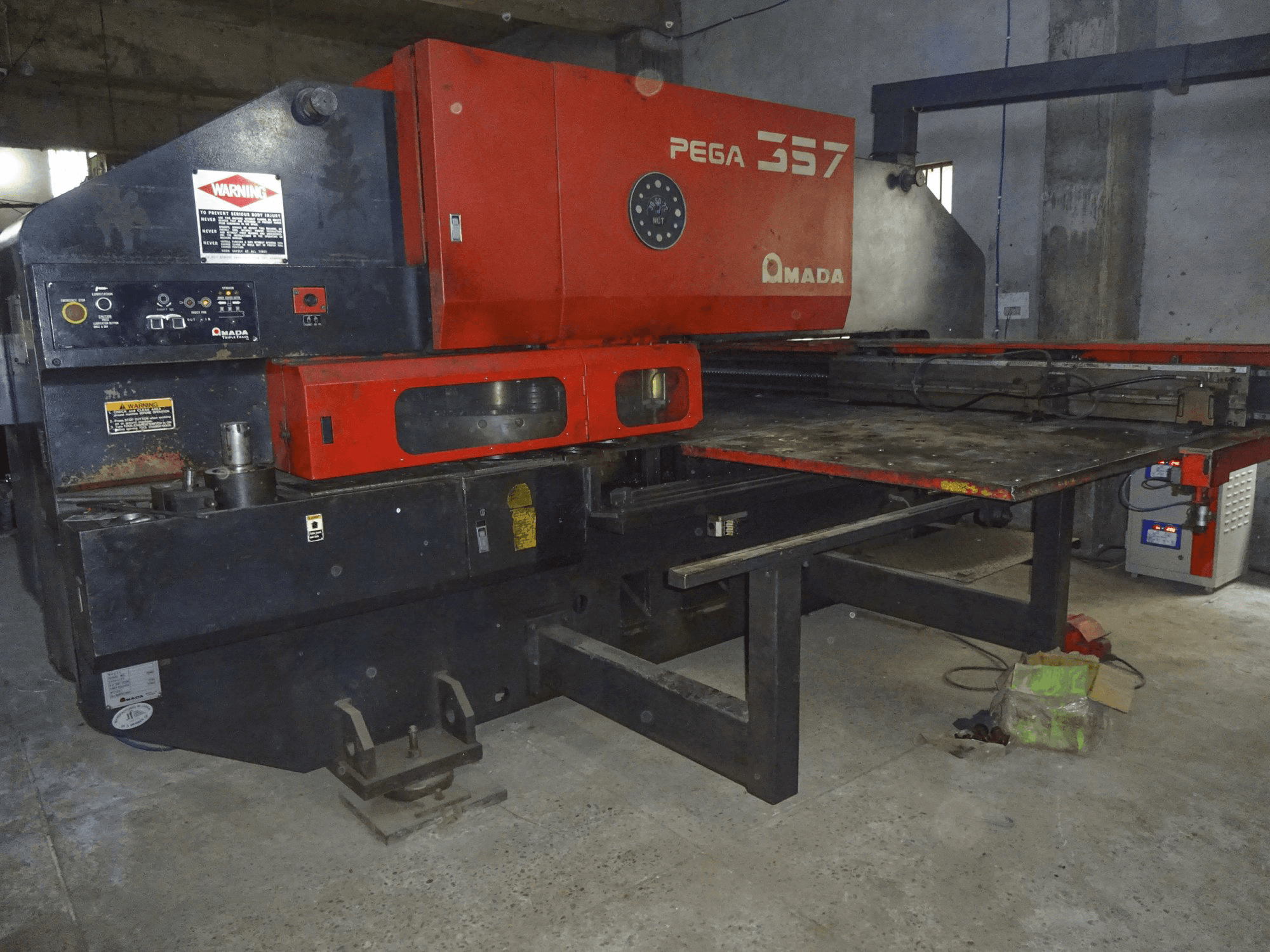 Vista frontal de la máquina AMADA PEGA 357