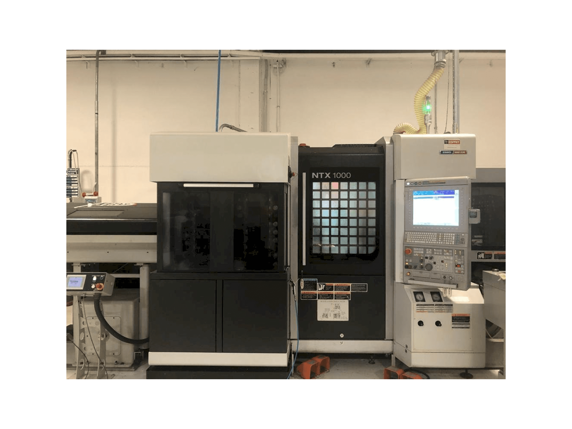 Vista frontal de la máquina MORI SEIKI NTX1000