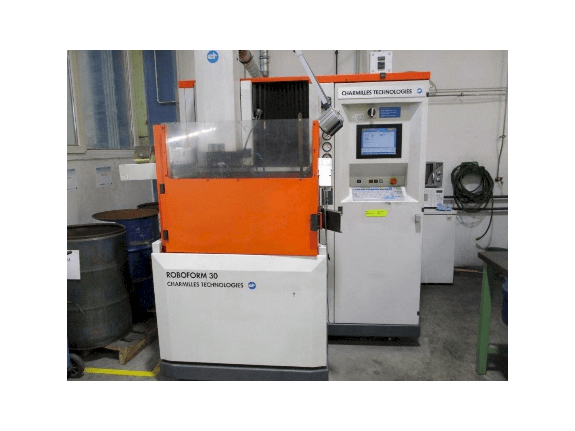 Vista frontal de la máquina AgieCharmilles Roboform 30