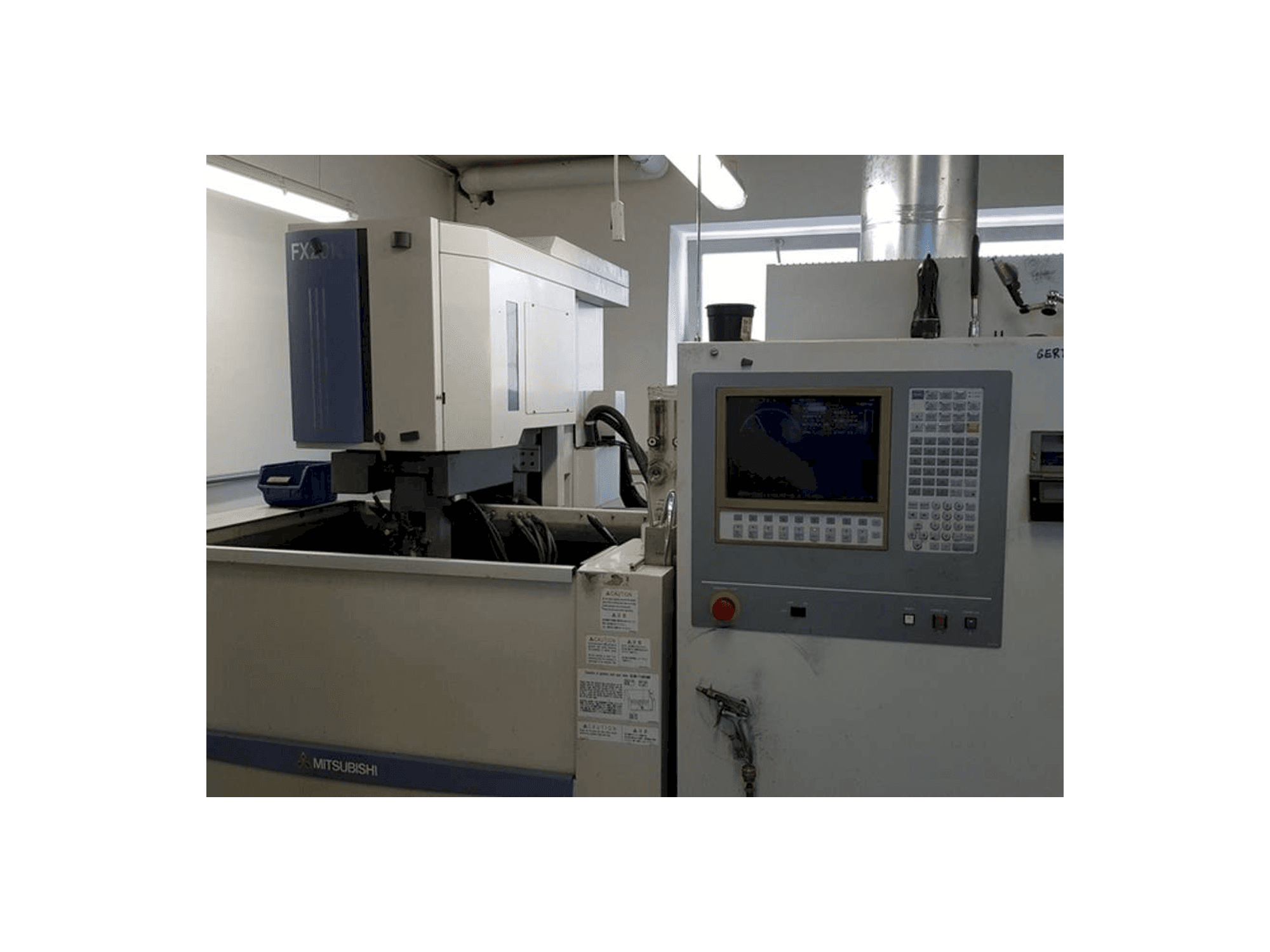 Vista frontal de la máquina Mitsubishi FX 20