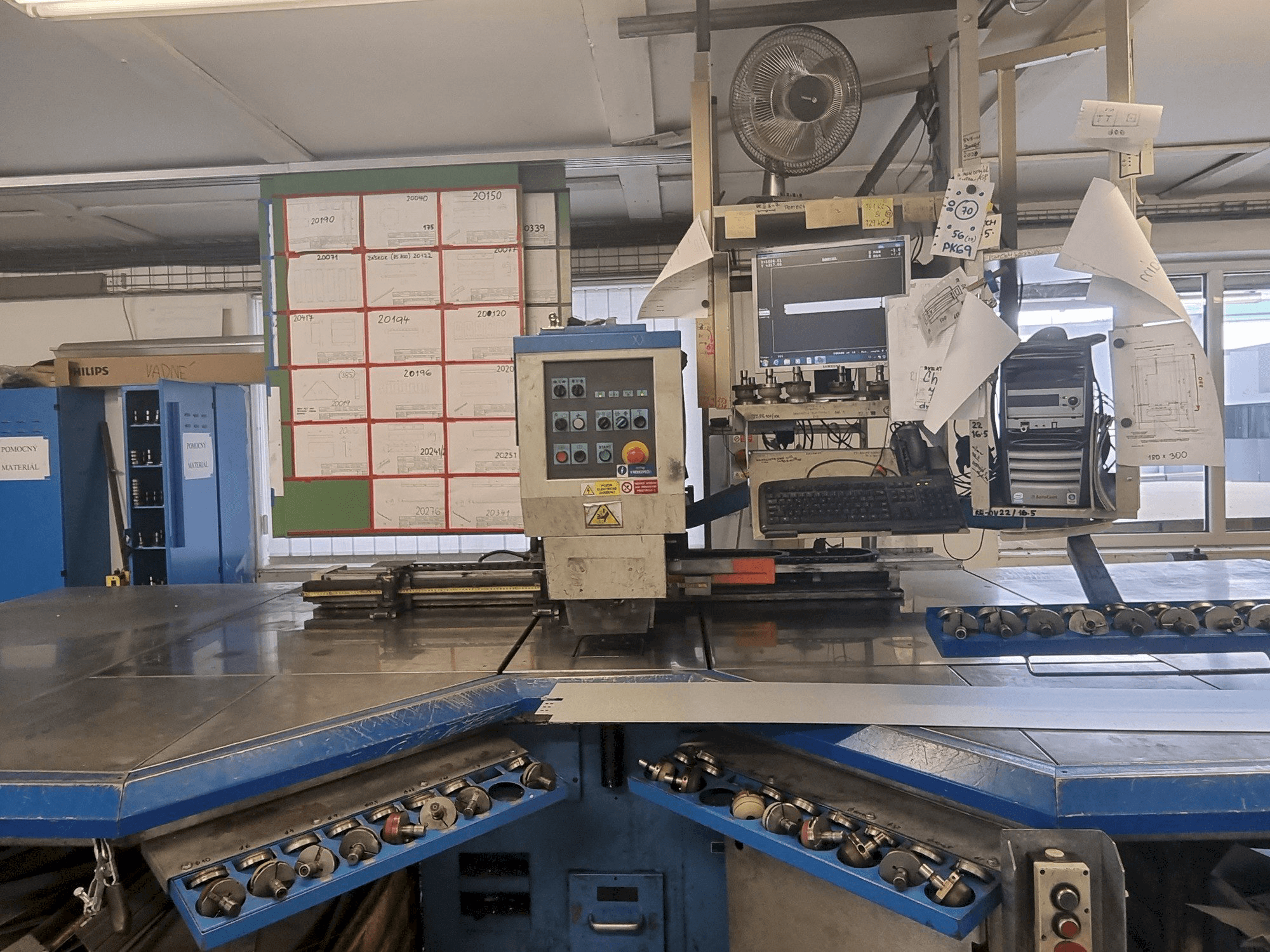 Vista frontal de la máquina Euromac CX 750/30 CNC