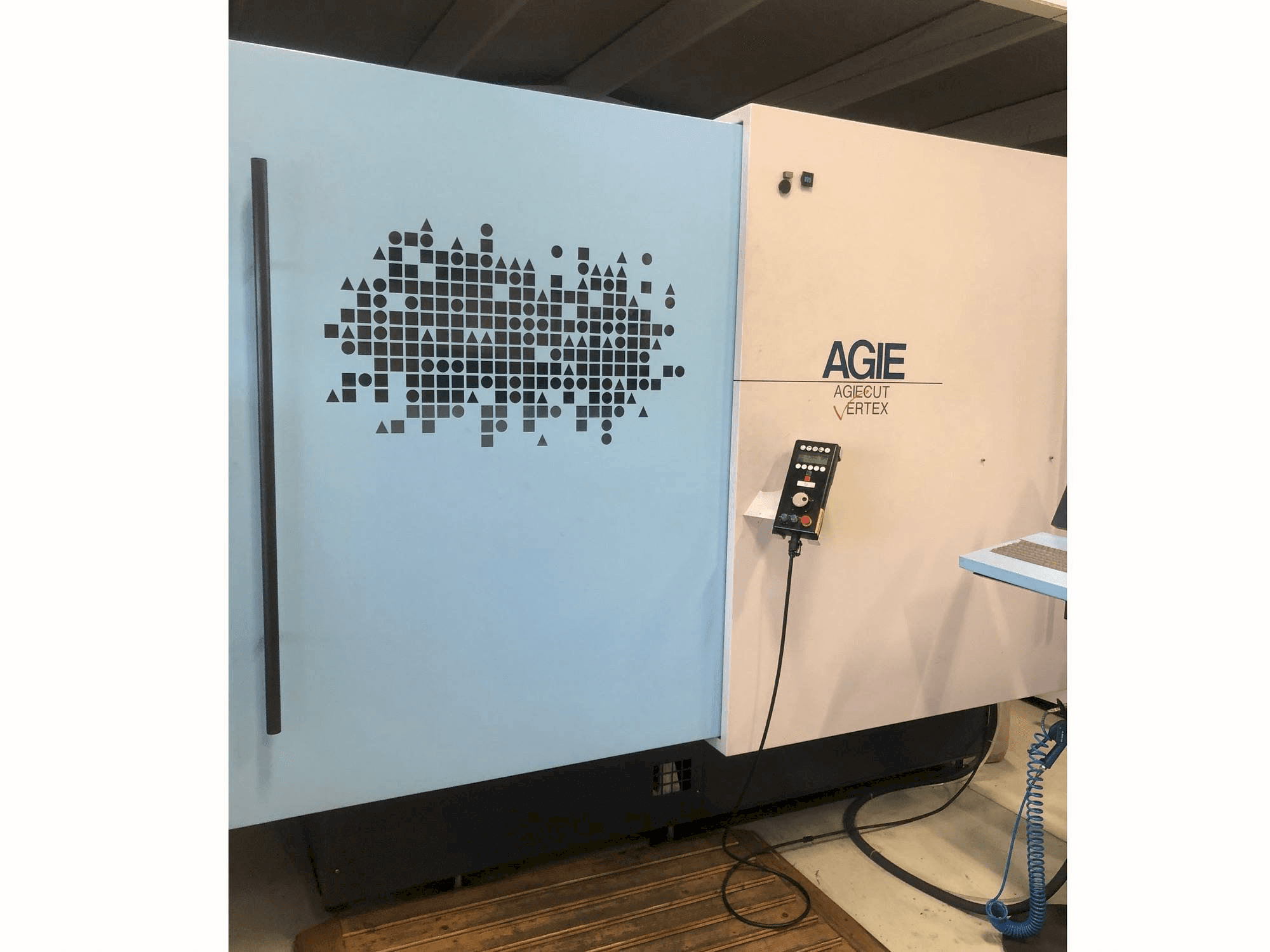 Vista frontal de la máquina AGIE Agiecut VERTEX 3