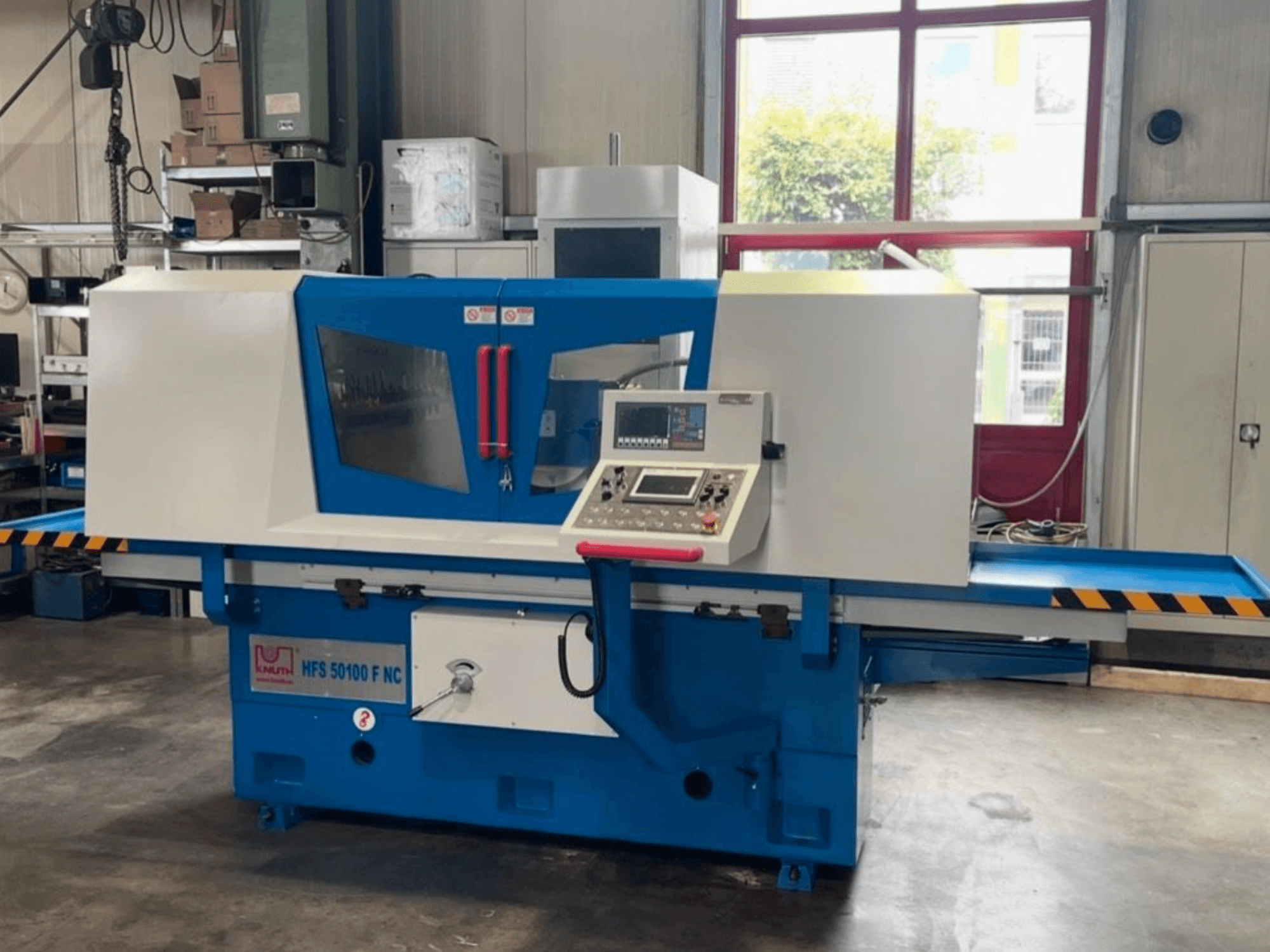 Rectificadora plana KNUTH HFS 50100 F NC, vista frontal, en la que se aprecian el panel de control, la mesa de rectificado y los dispositivos de seguridad.