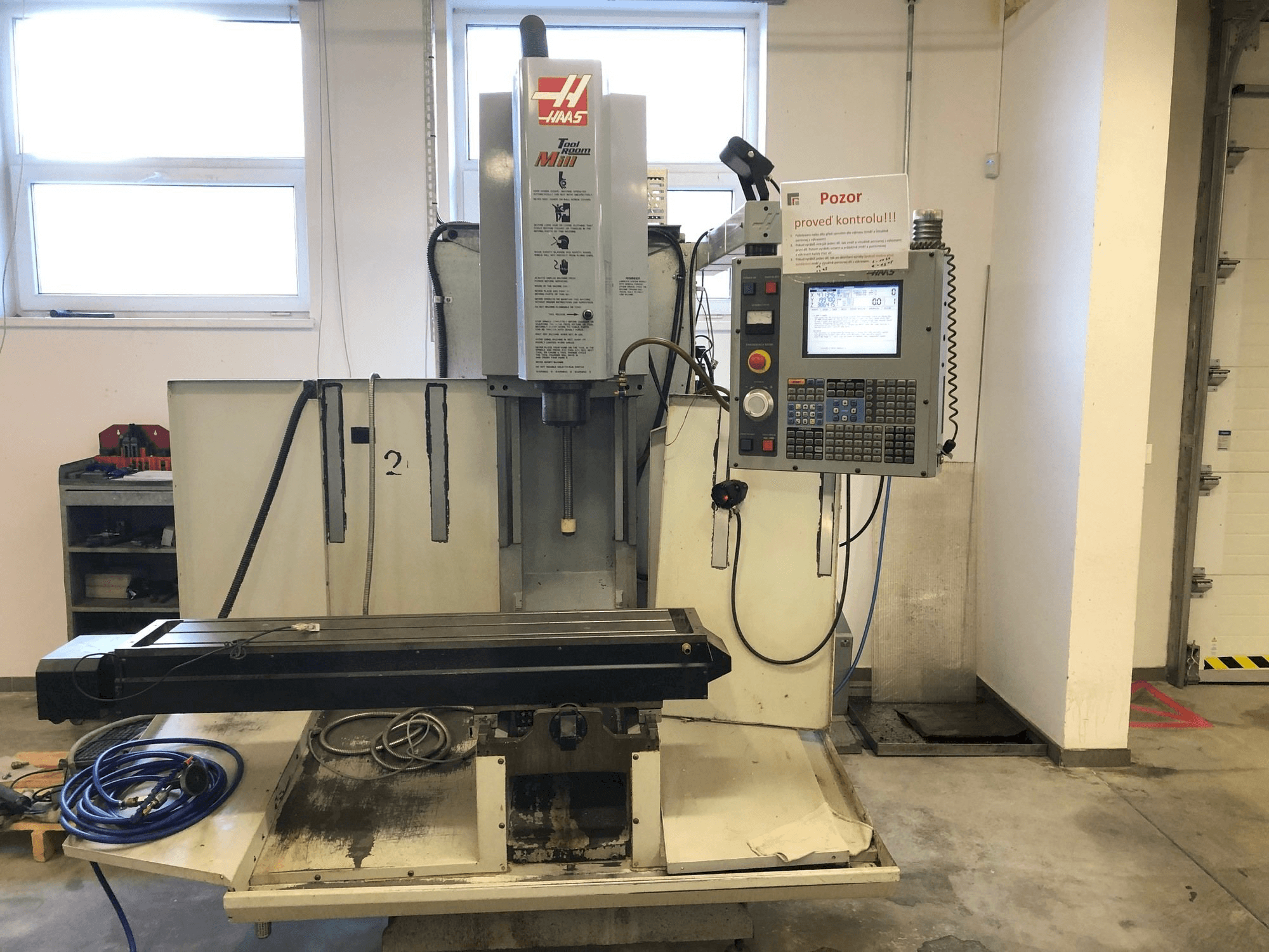 Vista frontal de la máquina HAAS TM-2HE