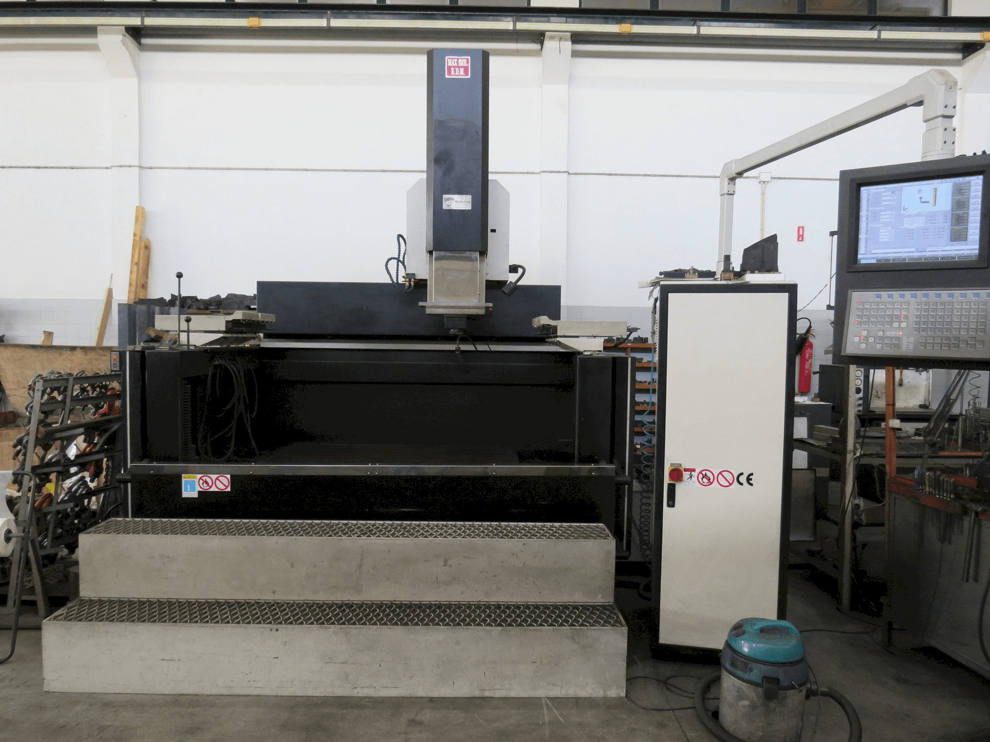 Vista frontal de la máquina MAXSEE INDUSTRY CNC P66 100A