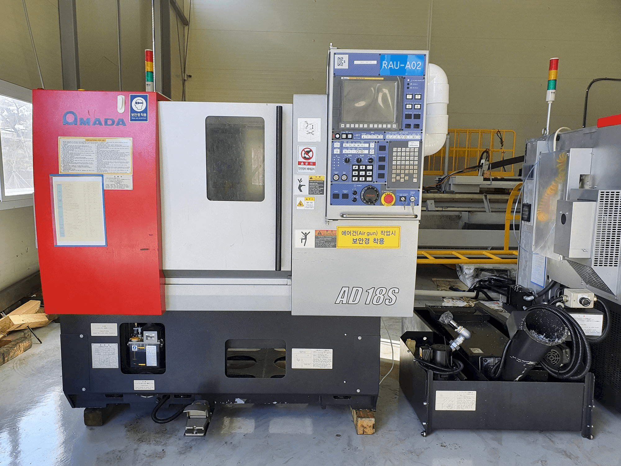 Vista frontal de la máquina AMADA AD-18S