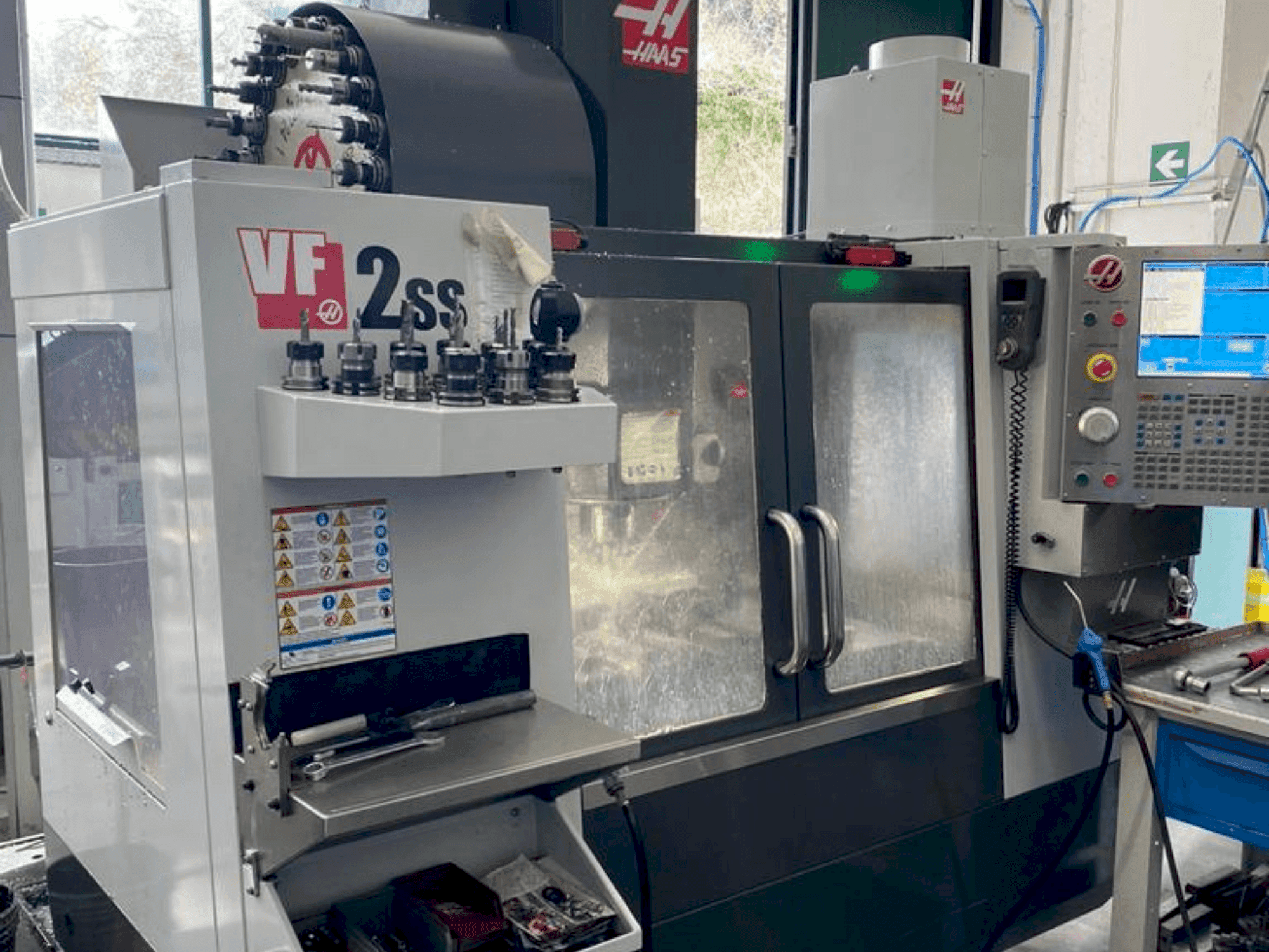 Vista frontal de la máquina HAAS VF-2SS