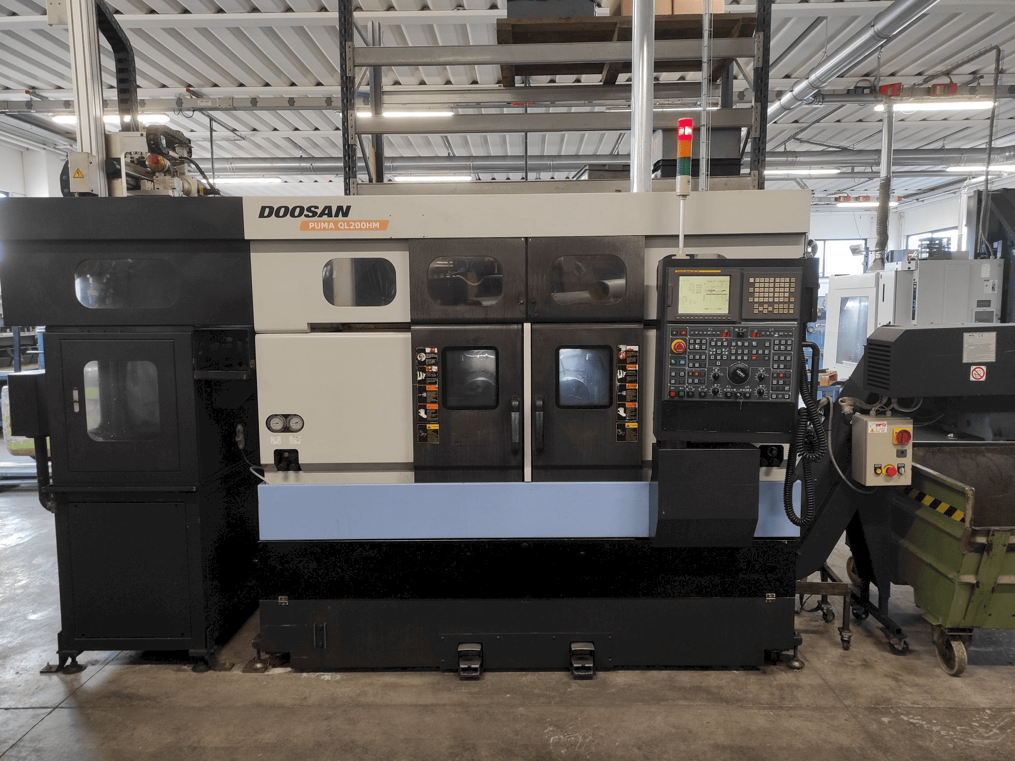 Vista frontal de la máquina Doosan Puma QL200HM