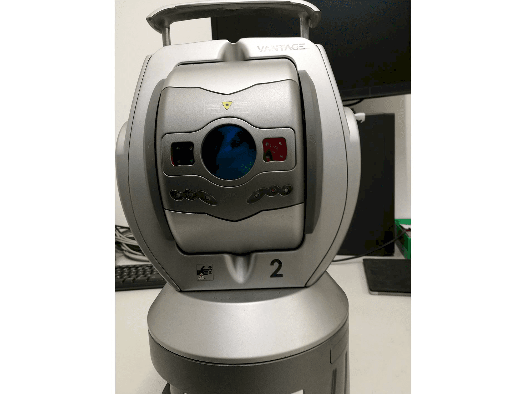 Vista frontal de la máquina Faro Laser Tracker Vantage and Vantage E