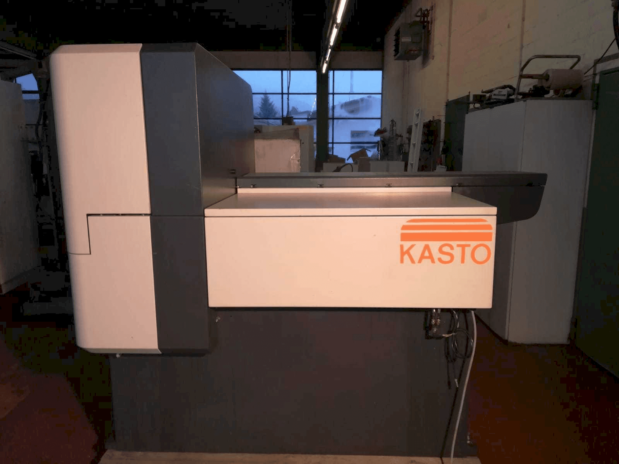 Vista frontal de la máquina KASTO Verto A2