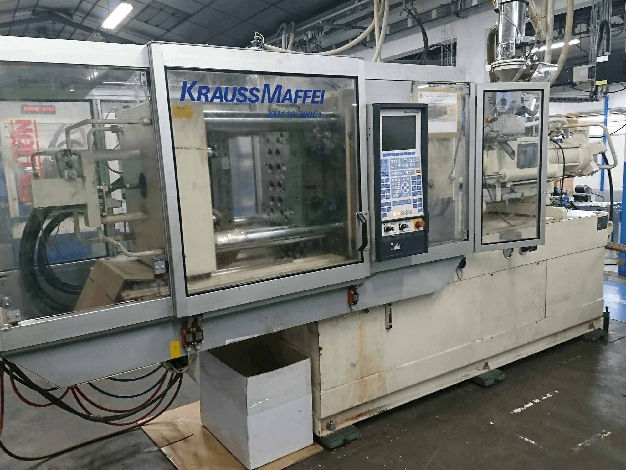 Vista frontal de la máquina Krauss Maffei 110 - 700 C1