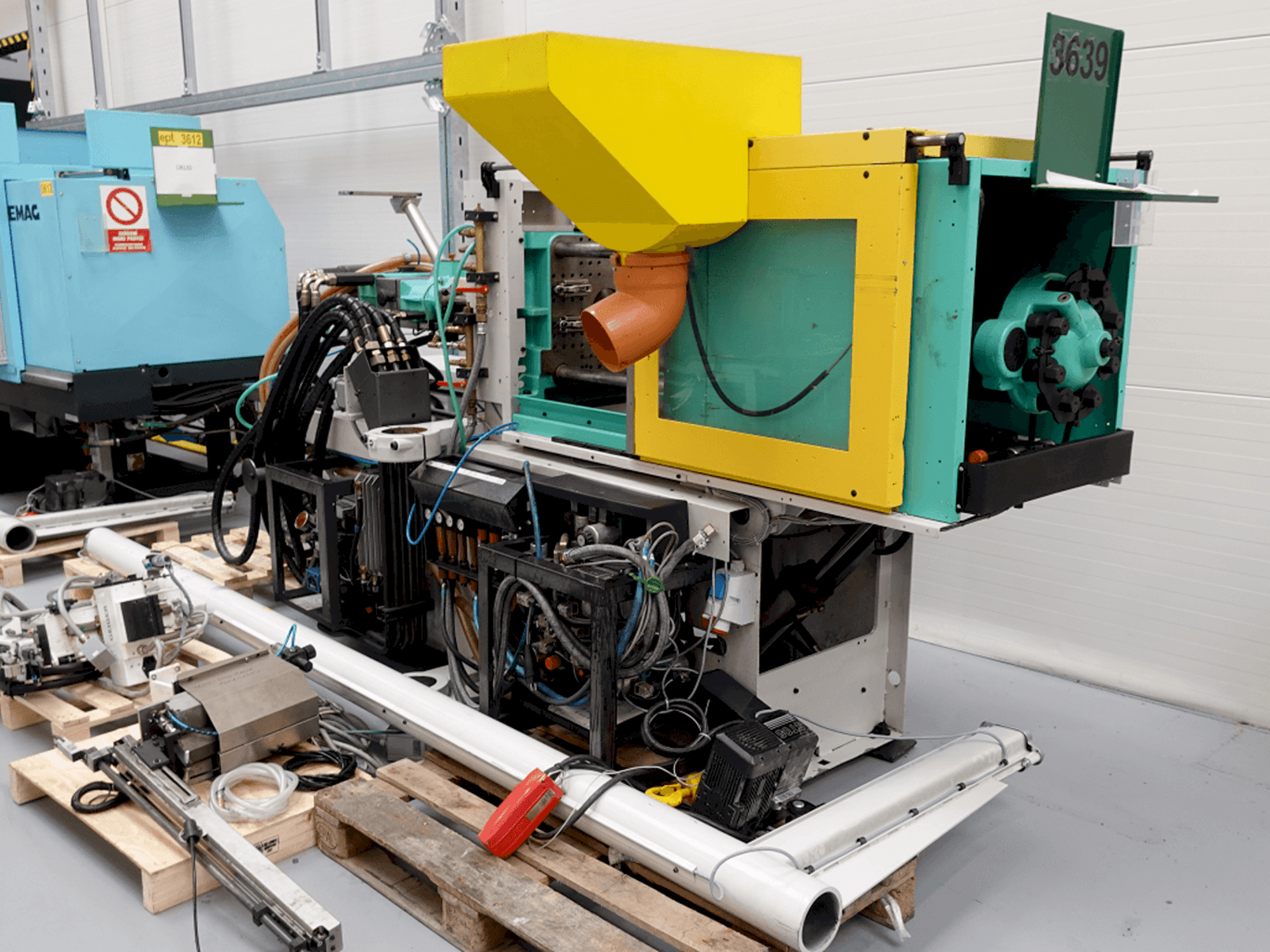 Vista frontal de la máquina Arburg ALLROUNDER 320C–500–100U