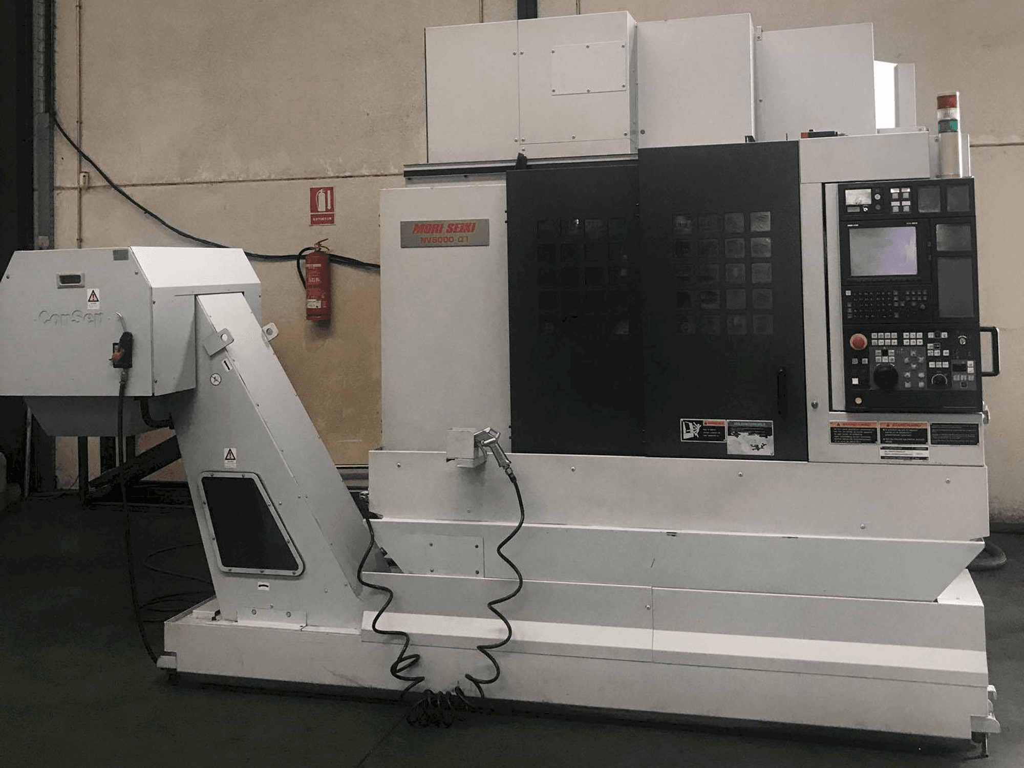 Vista frontal de la máquina MORI SEIKI NV5000 Alpha 1A/40
