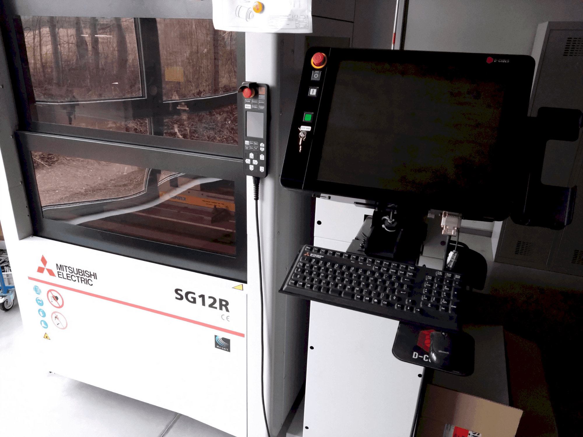 Vista frontal de la máquina Mitsubishi Electric SG12M