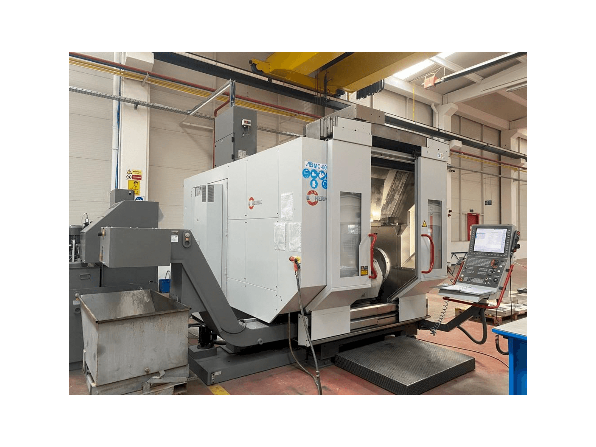 Vista frontal de la máquina HERMLE C42u-mt