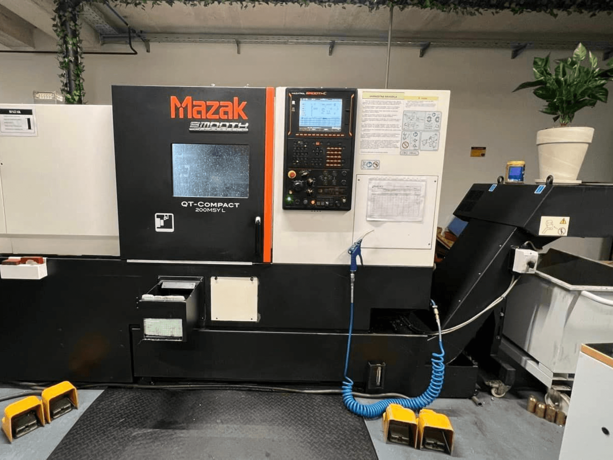 Torno horizontal Mazak QUICK TURN COMPACT 200 MSY L, vista frontal, con panel de control y compartimento para herramientas.