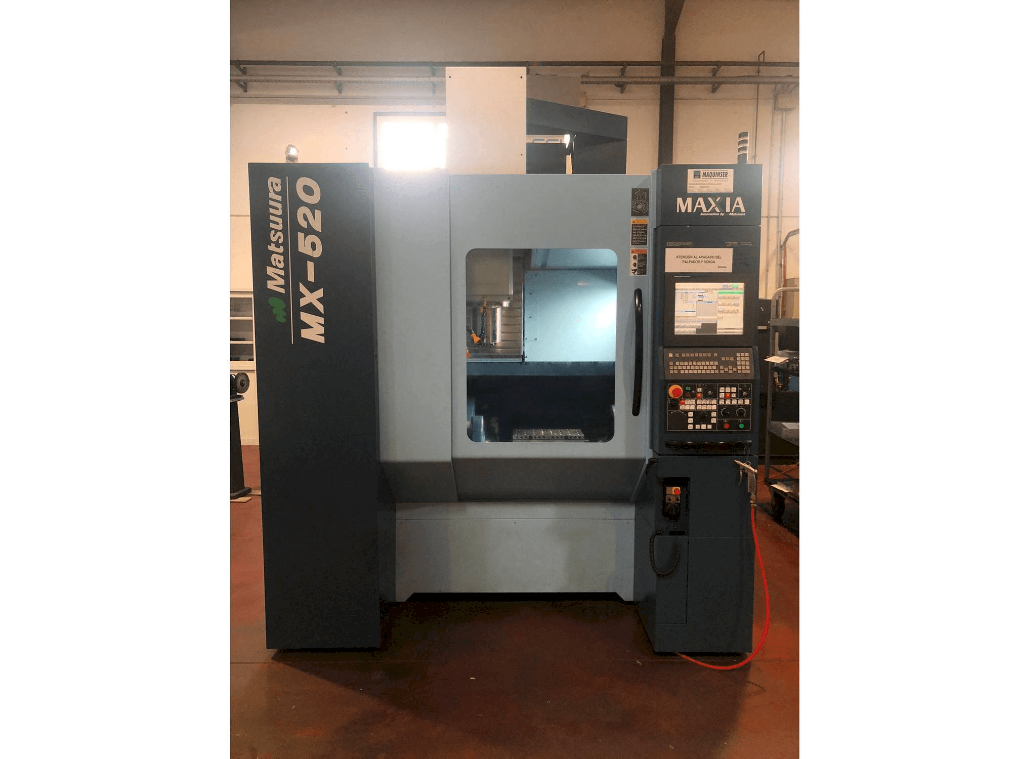 Vista frontal de la máquina Matsuura MX-520