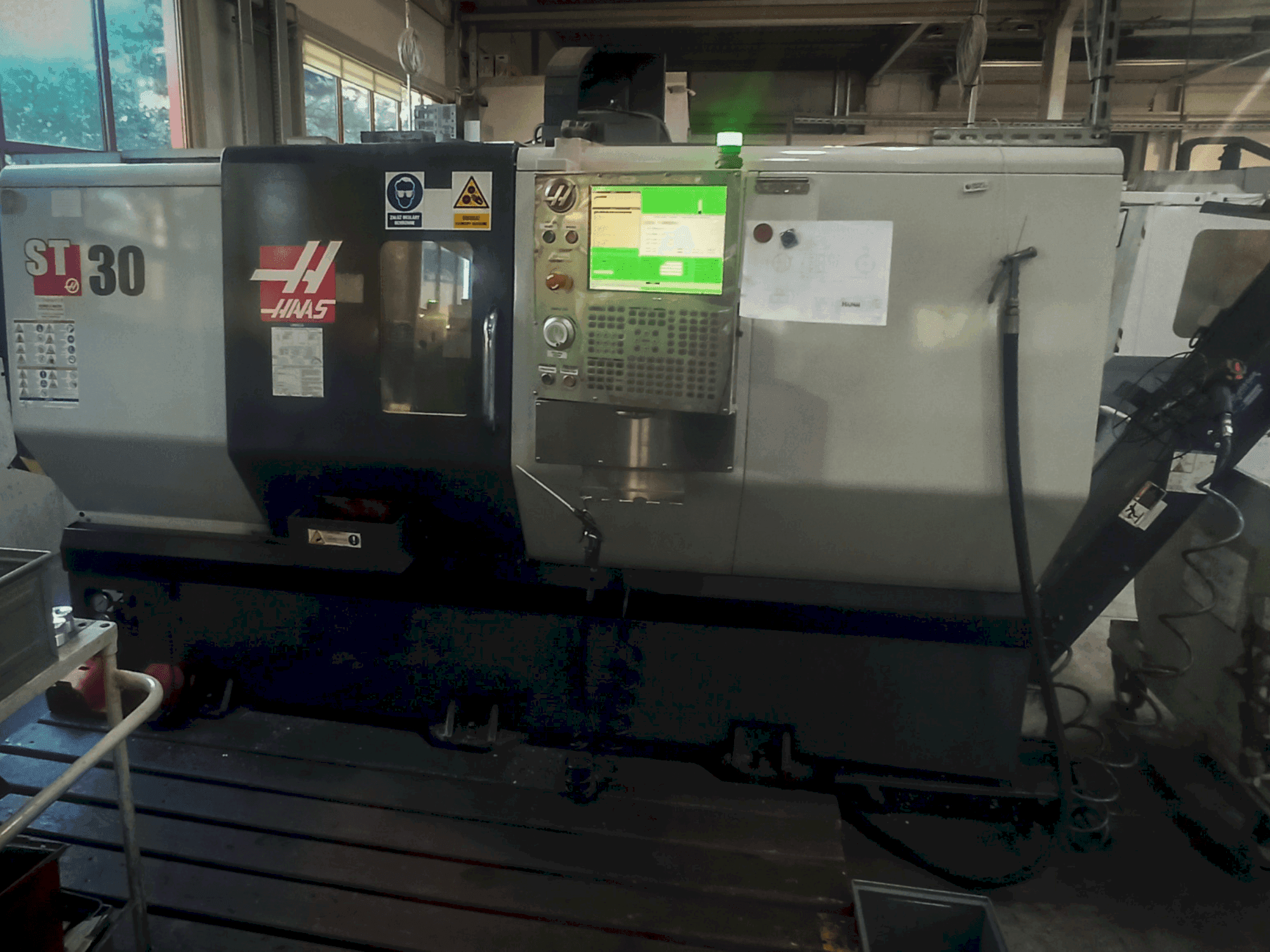 Vista frontal de la máquina HAAS ST-30