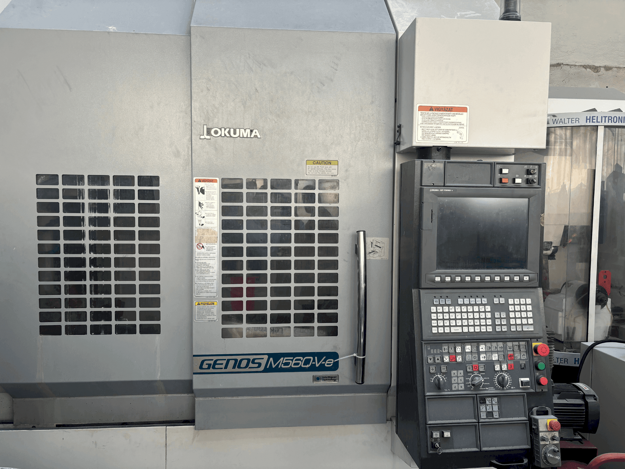 Vista frontal de la máquina Okuma Genos M56-V-e