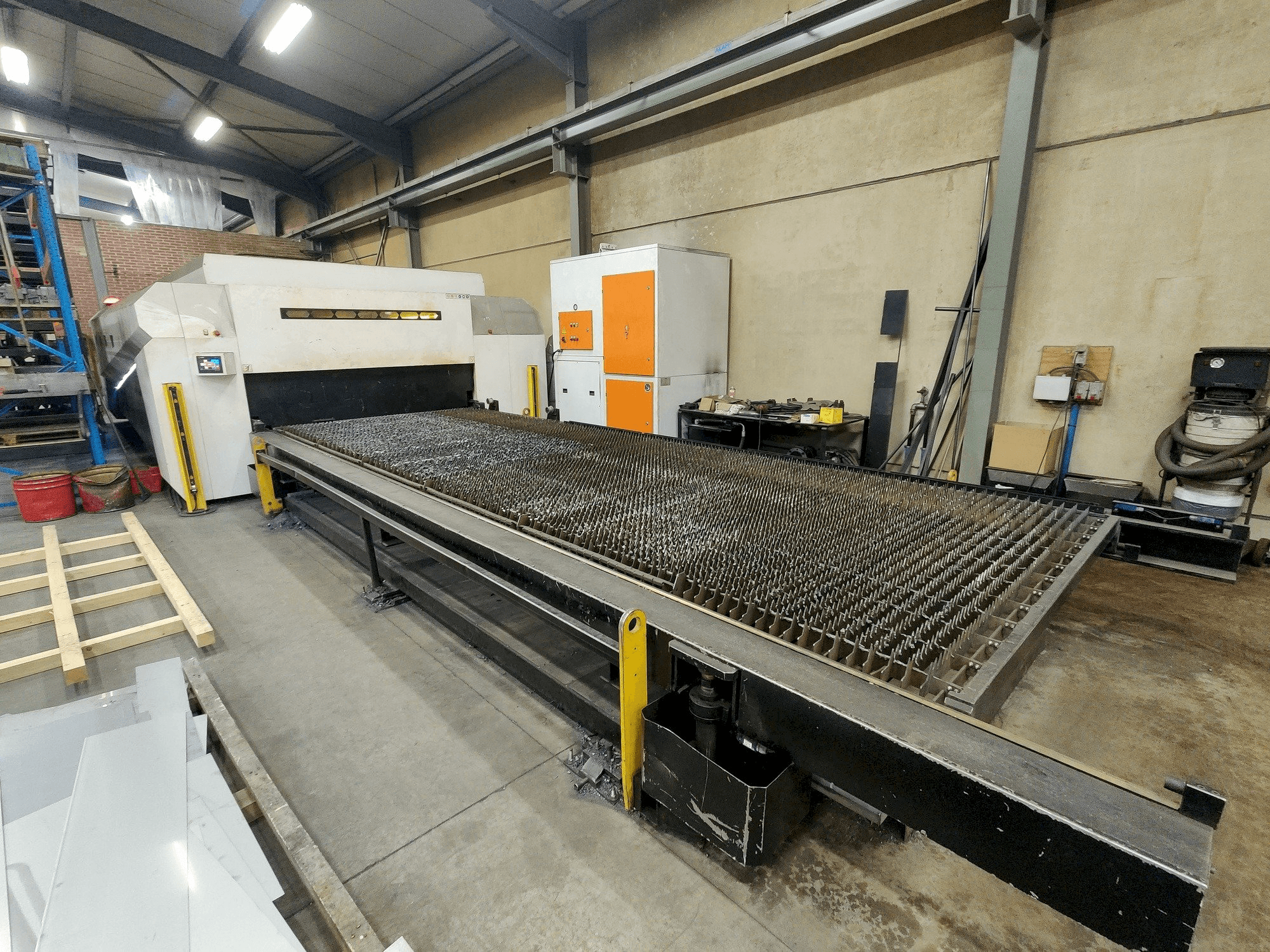 Vista frontal de la máquina ERMAKSAN Fibermak Momentum Gen2