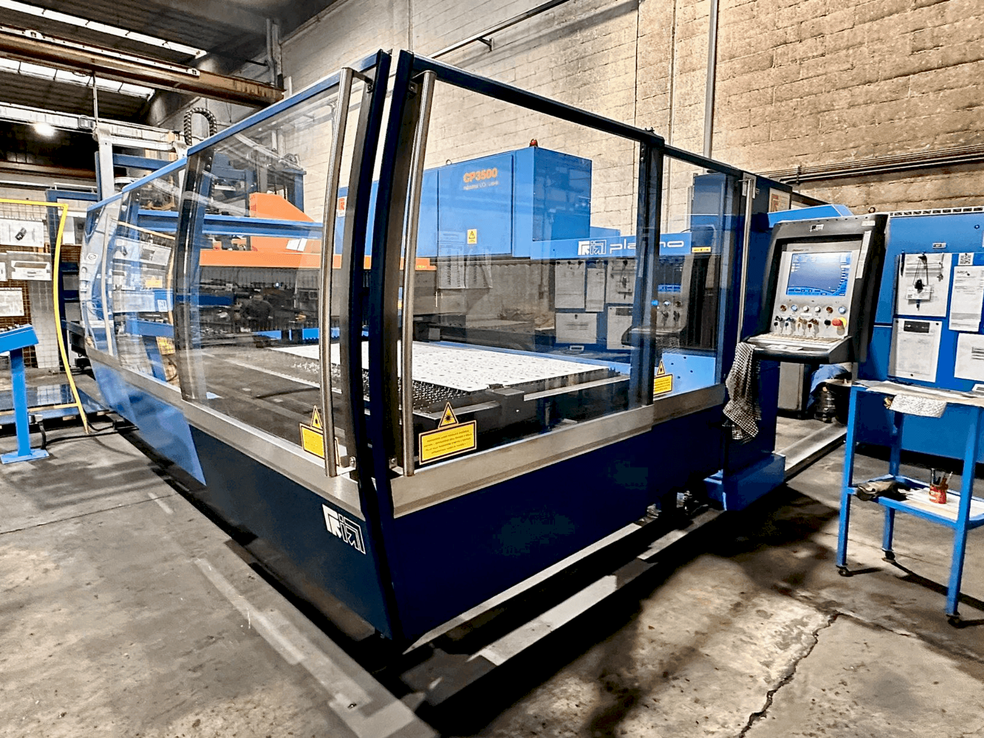 Vista frontal de la máquina Prima Industrie Platino 1530