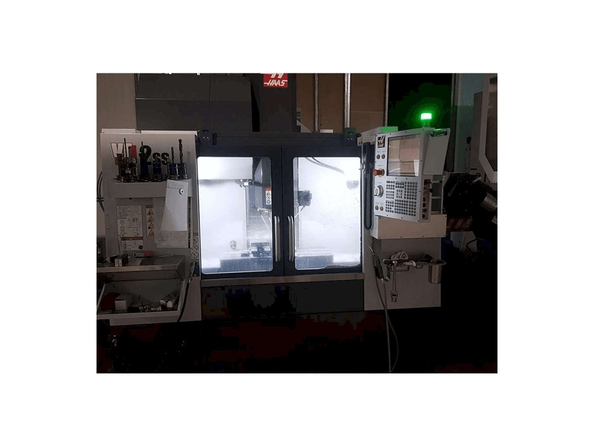 Vista frontal de la máquina HAAS VF-2SS