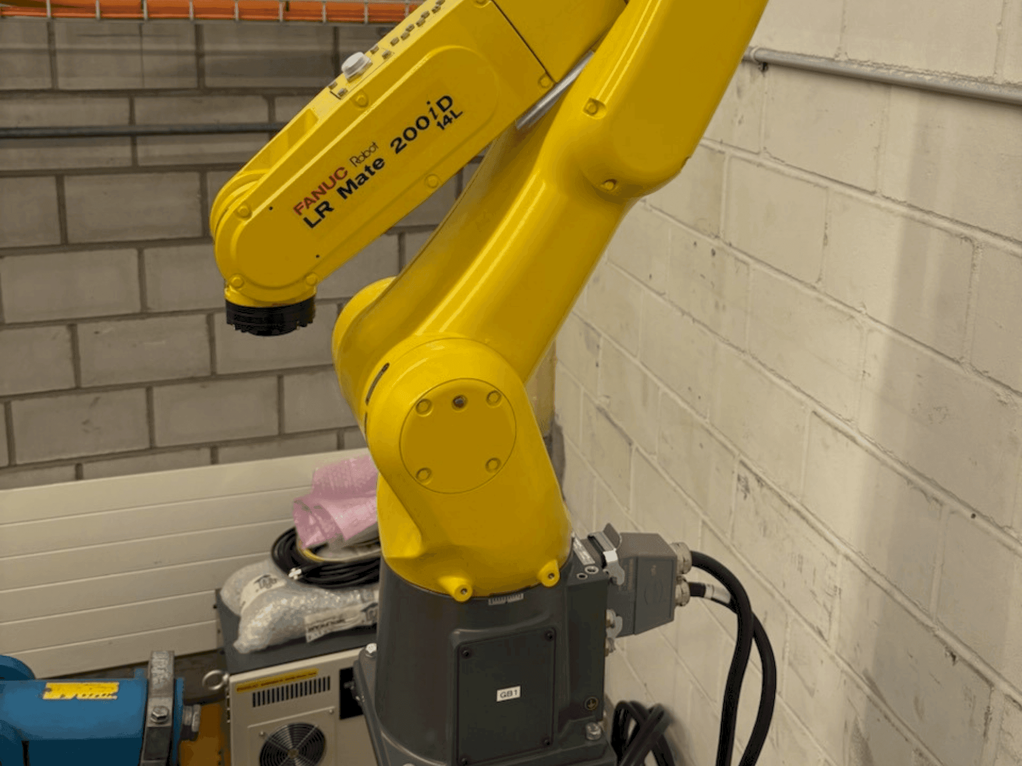 Vista frontal de la máquina FANUC LR Mate 200 iD 14L