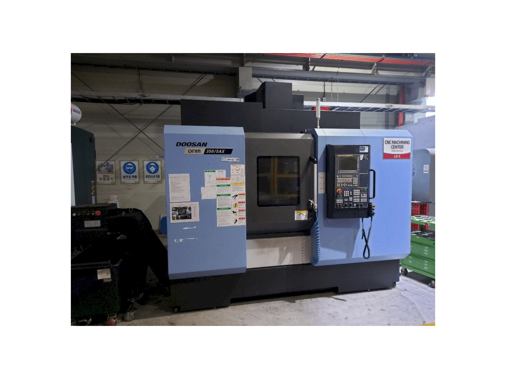 Vista frontal de la máquina Doosan DNM350/5AX