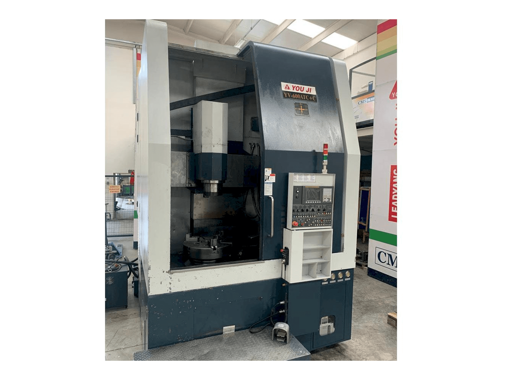 Vista frontal de la máquina YOU JI Yv 600ATC+C