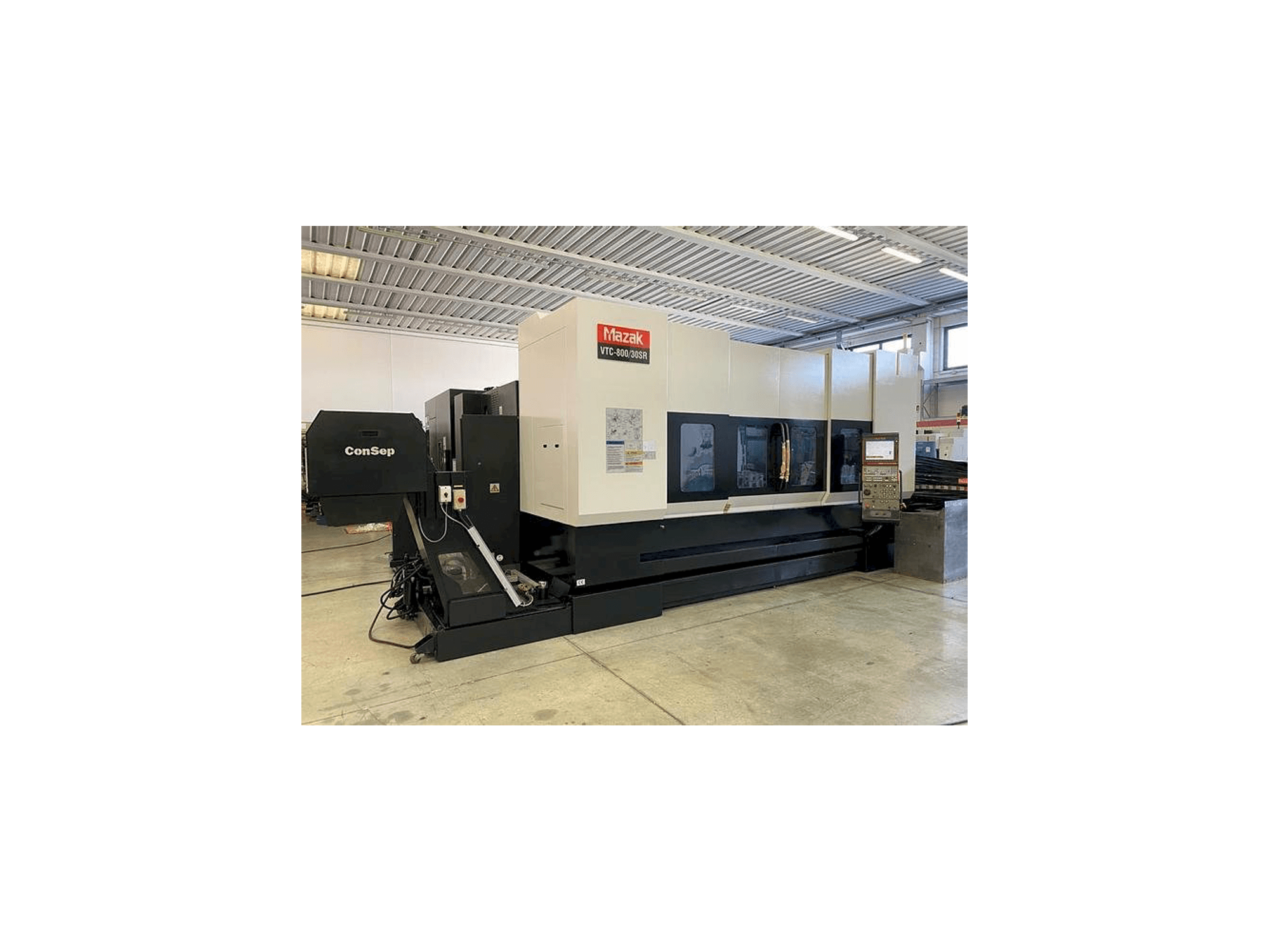 Vista frontal de la máquina Mazak VTC 800/30 SR
