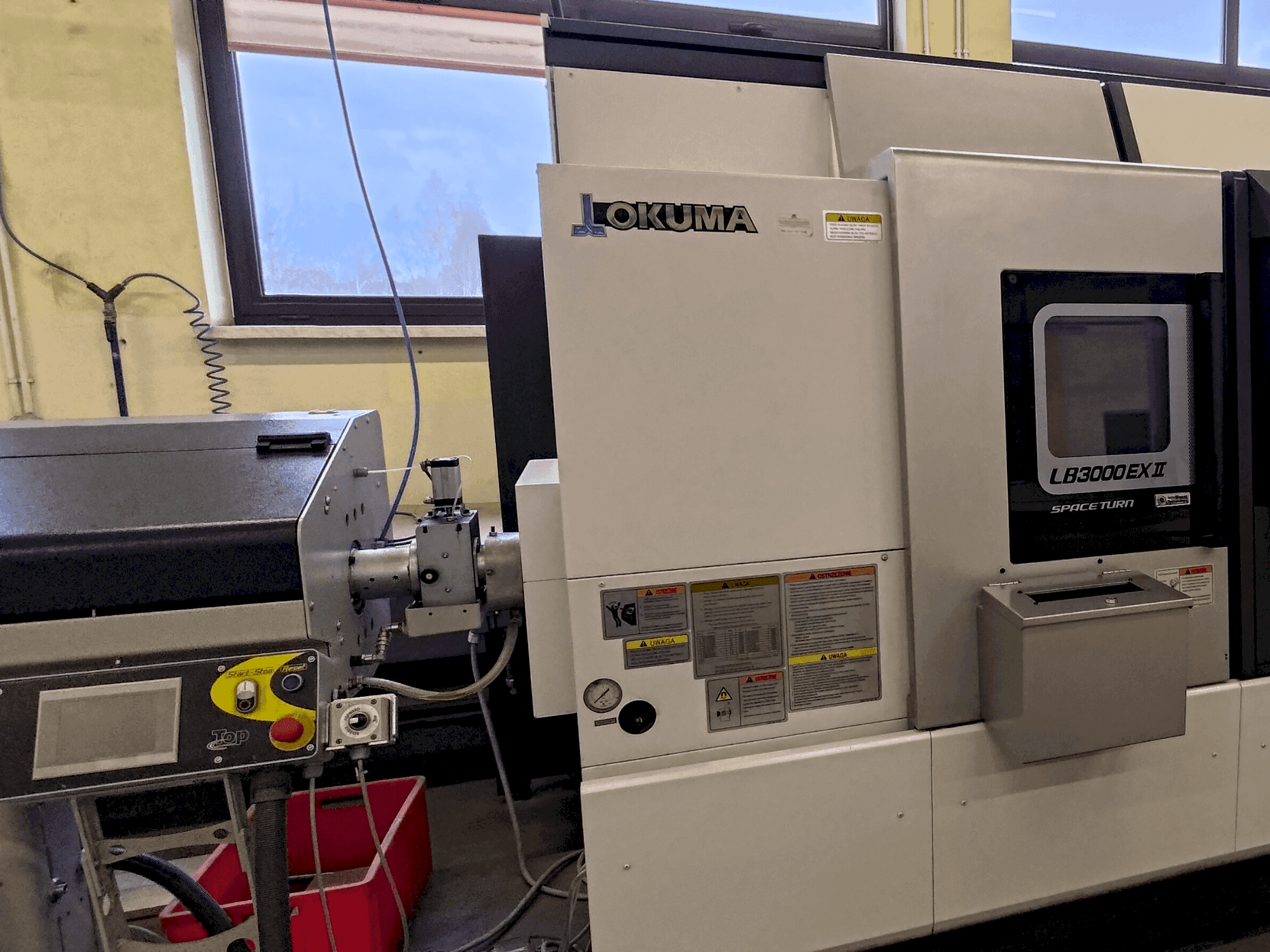 Vista frontal de la máquina Okuma LB 3000 EXII MYW 450