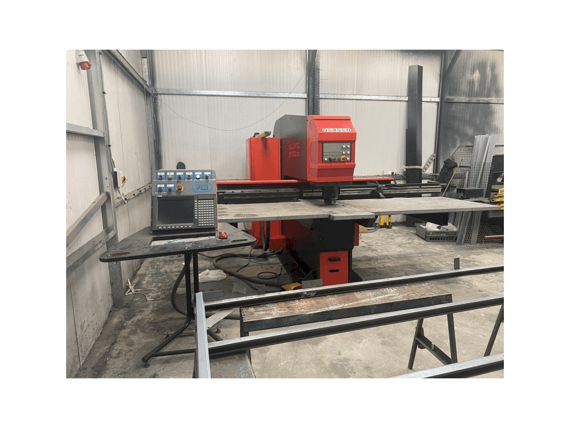 Vista frontal de la máquina FIM Vulcano 30/1000CNC