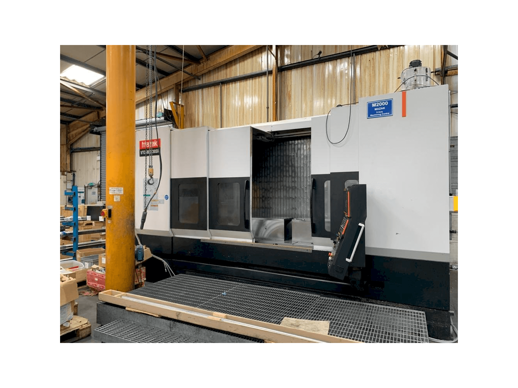 Vista frontal de la máquina Mazak VTC-800/30SR