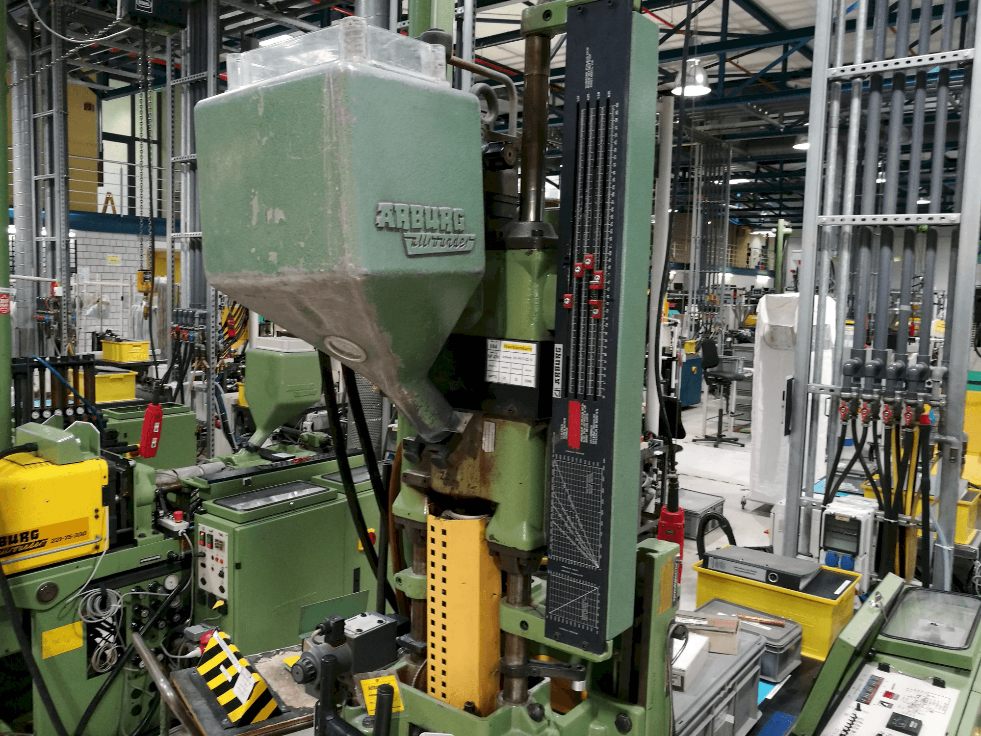 Vista izquierda de la máquina Arburg Allrounder 221-75-350