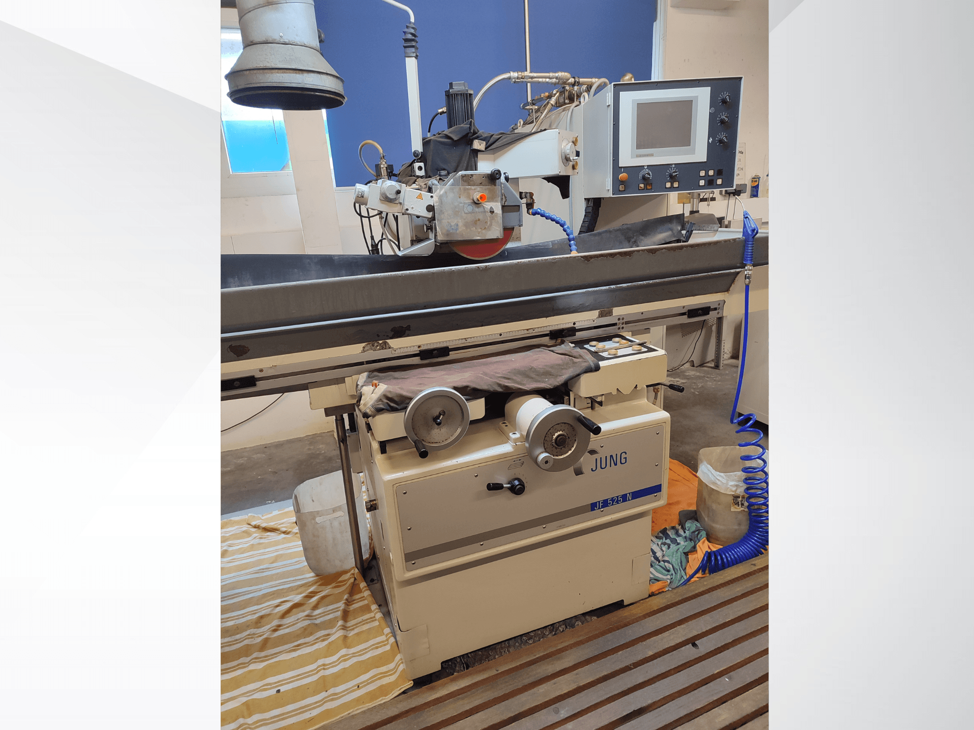Rectificadora de superficies JUNG JF 525 N, vista frontal mostrando la muela, el panel de control y los detalles de la base.