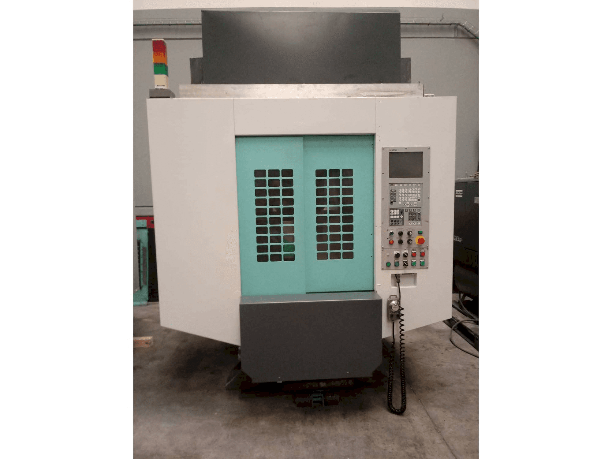 Vista frontal de la máquina Brother TC-S2DN-O