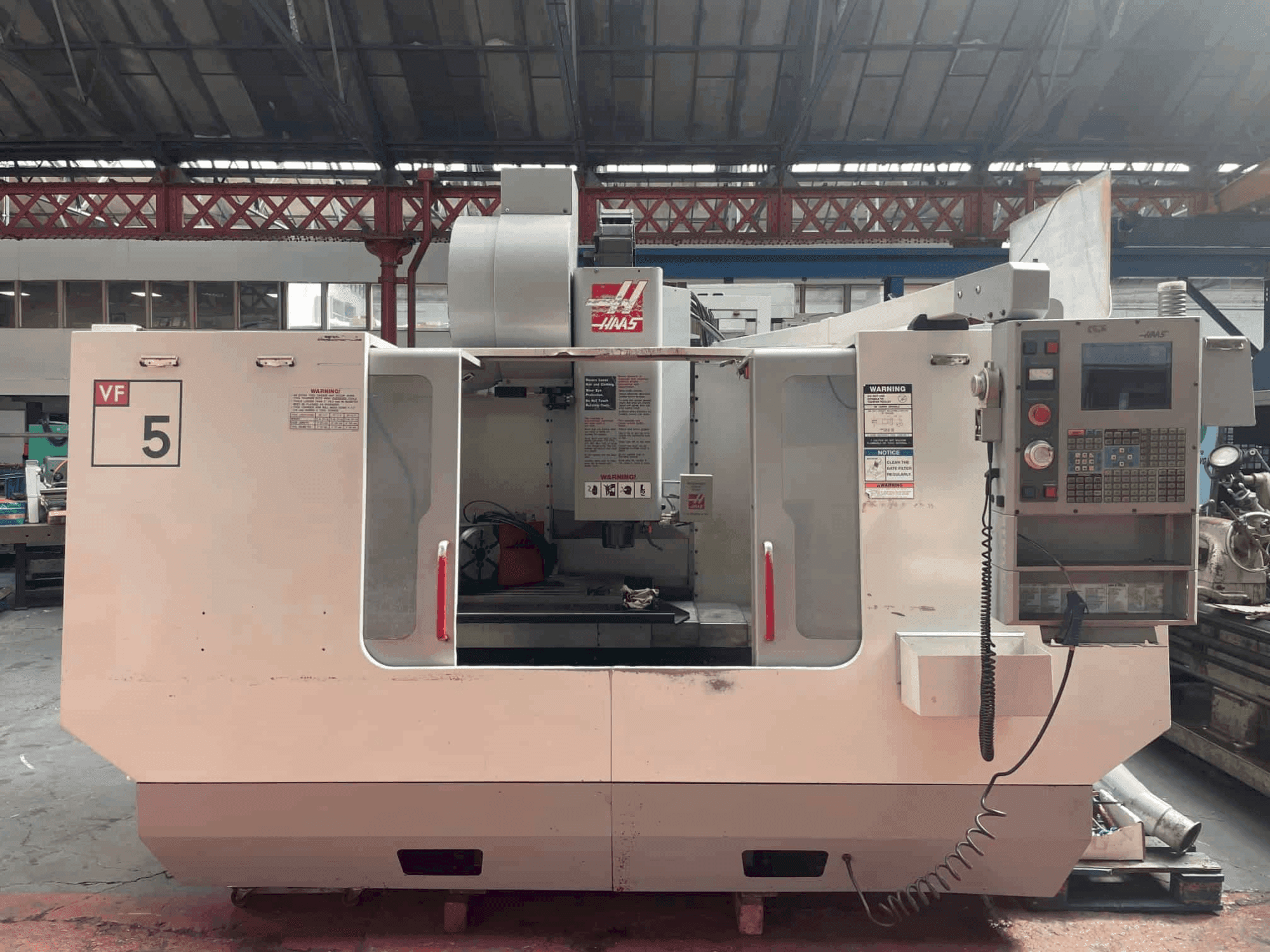 Vista frontal de la máquina HAAS VF-5B/40 HE