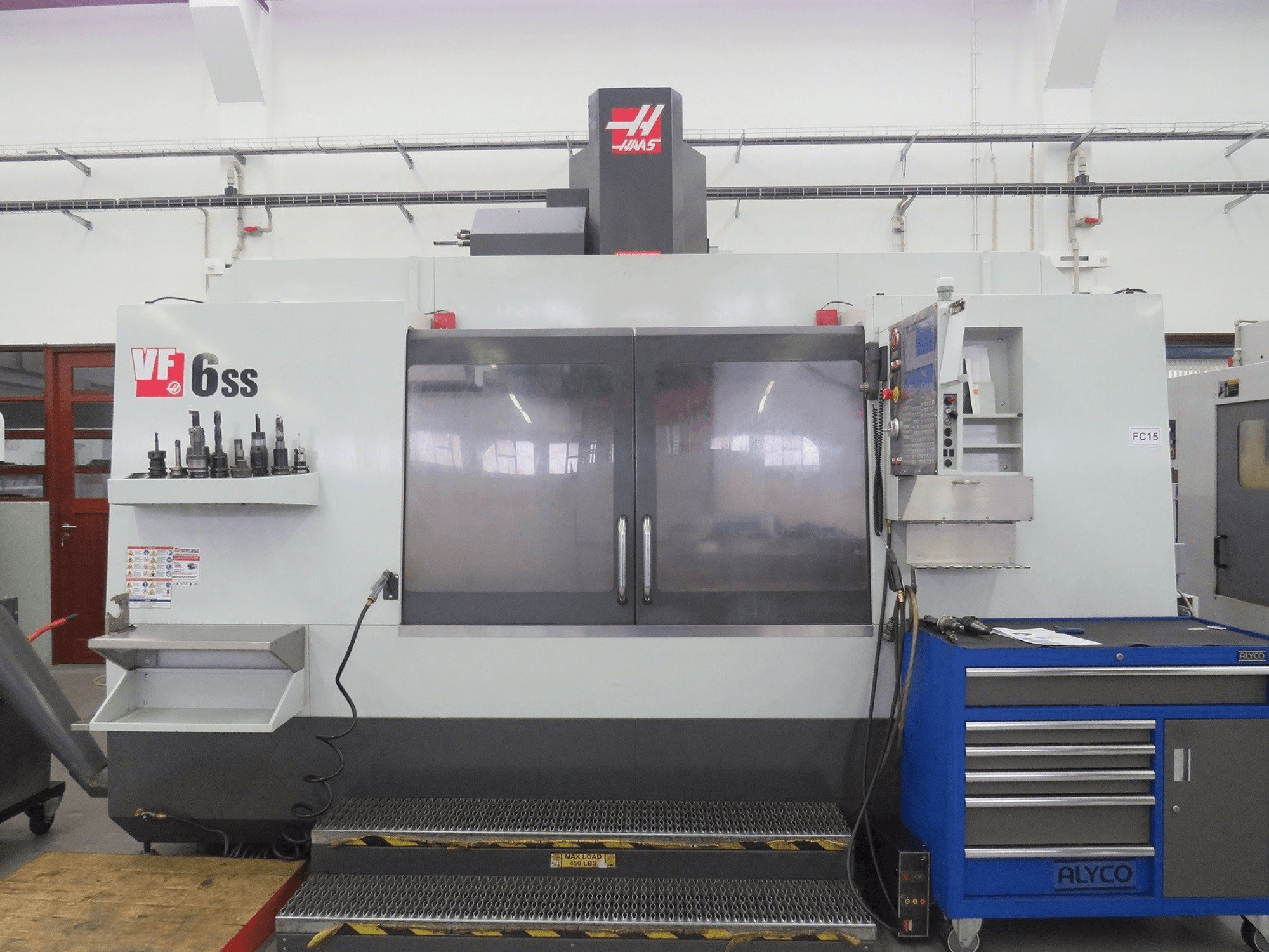 Vista frontal de la máquina HAAS VF-6SS